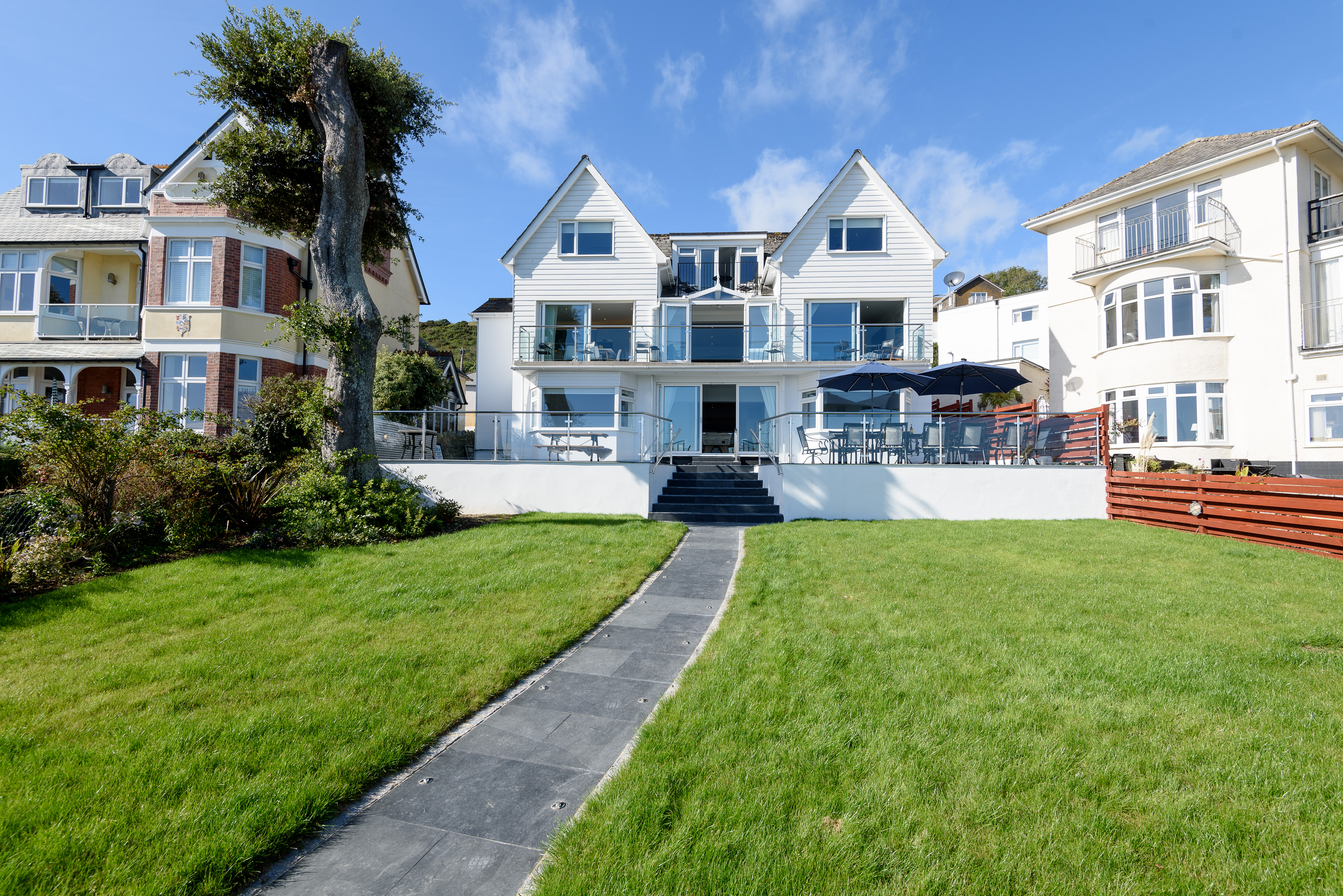 Beach House, Cornwall - spacious lawn to the front of the property