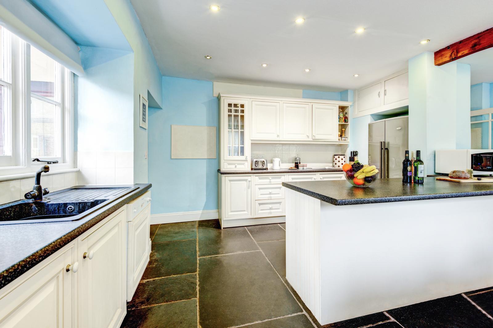Buckland Court - House smart and well equipped kitchen and peninsula island