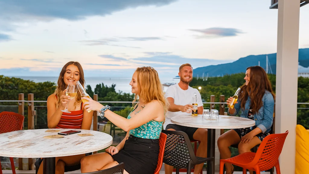 Global Backpackers Cairns - making friends with a cold beer in hand