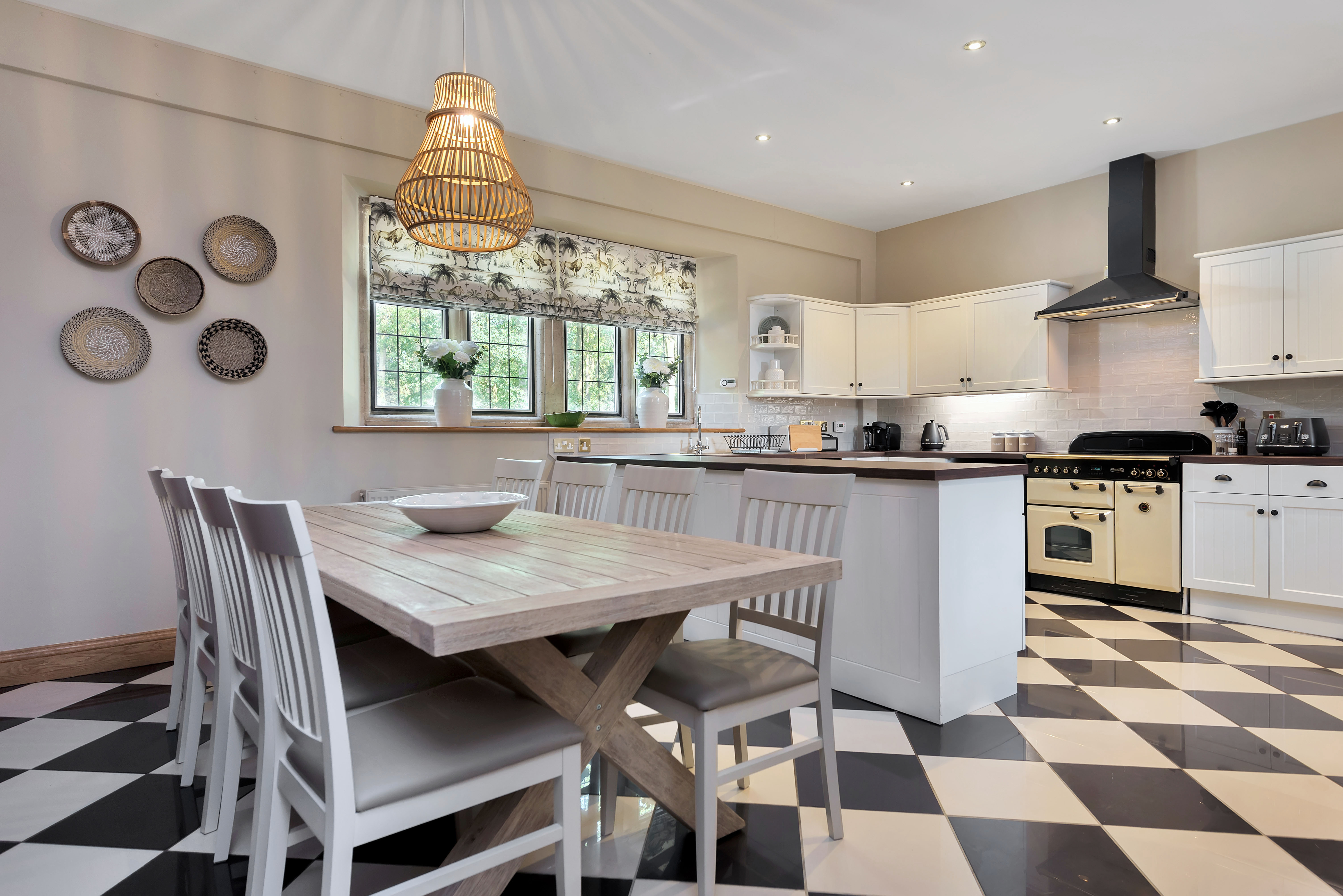 Gold Cup Rooms - spacious kitchen with breakfast table and chairs