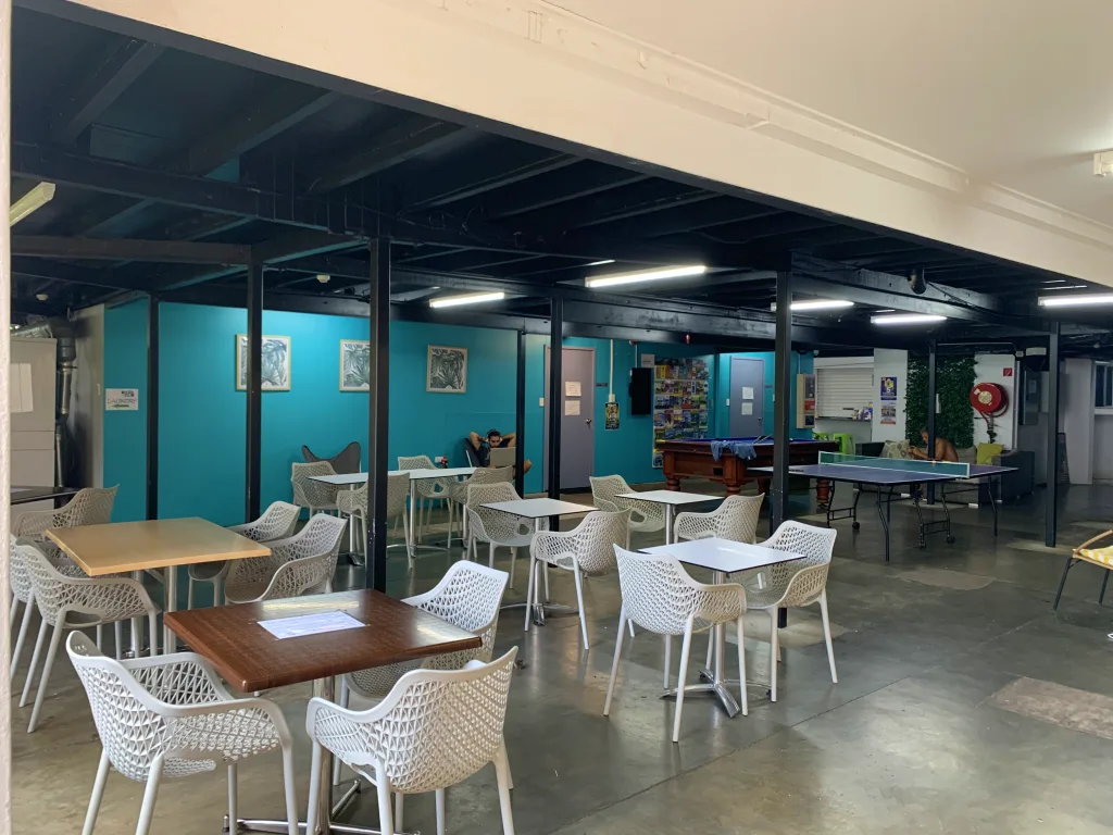 Mumma's Hostel Cairns - dining tables and games room