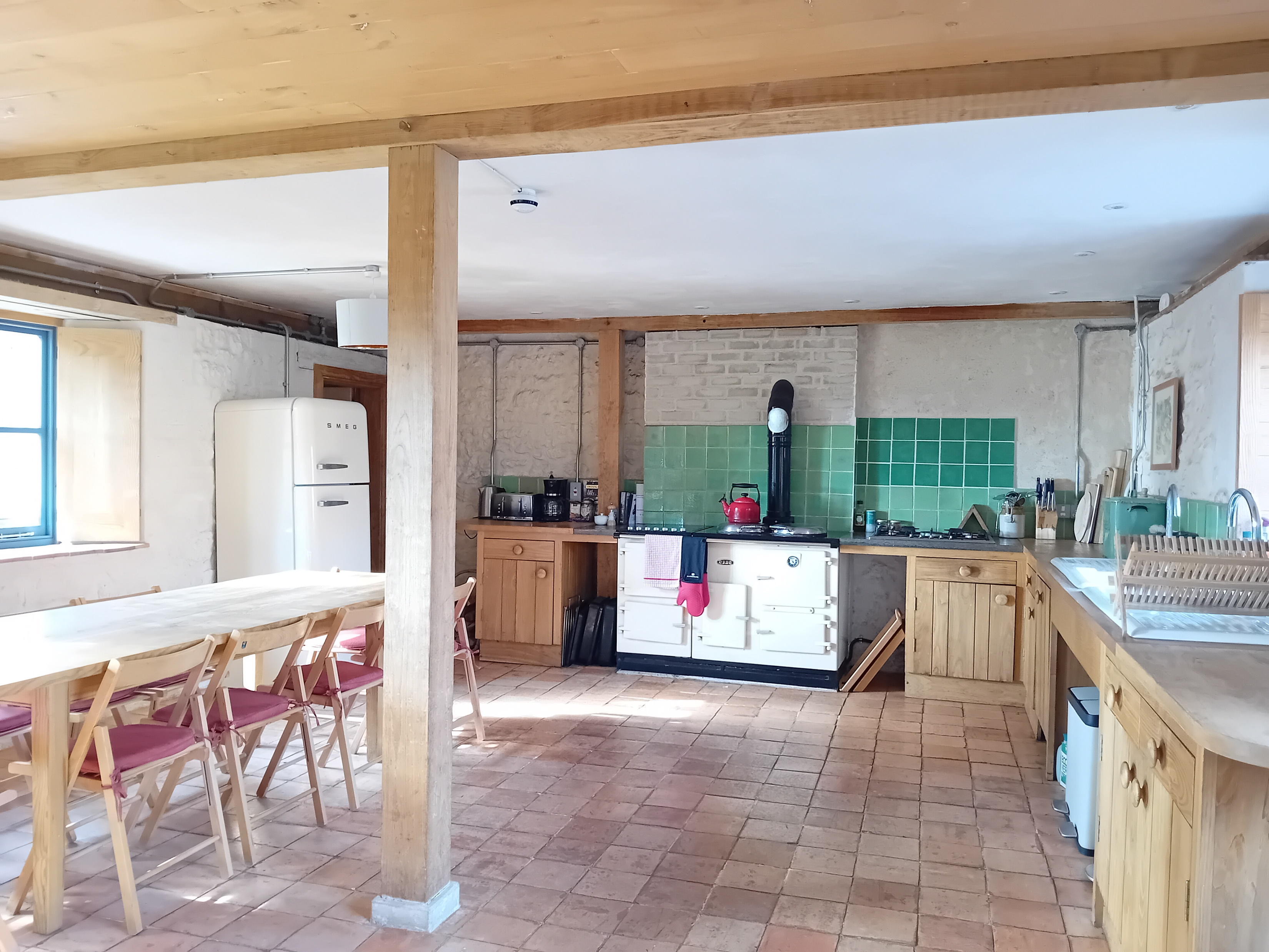 North Eggardon Carthouse - smart well equipped kitchen with range