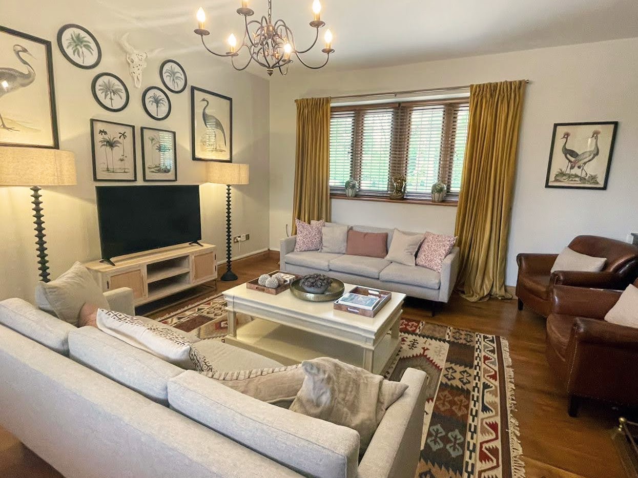 St Leger - cosy lounge with sofas and flat screen TV