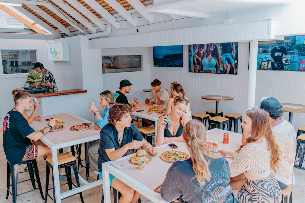 Surf Inn Boutique Backpackers - sociable eating area