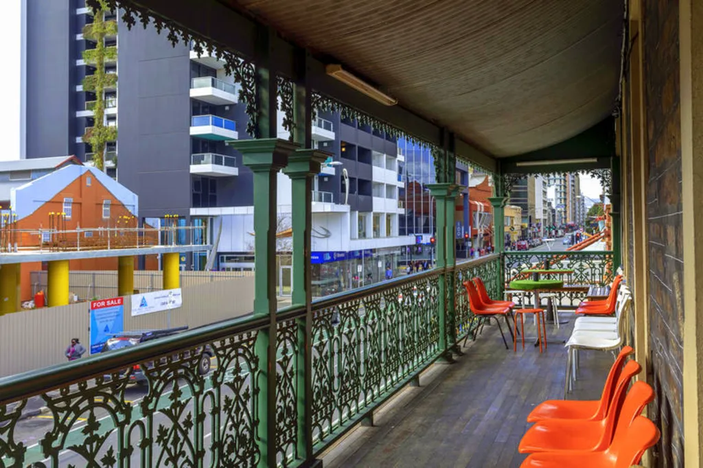Tequila Sunrise Hostel - relax in the shade of the balcony communal area