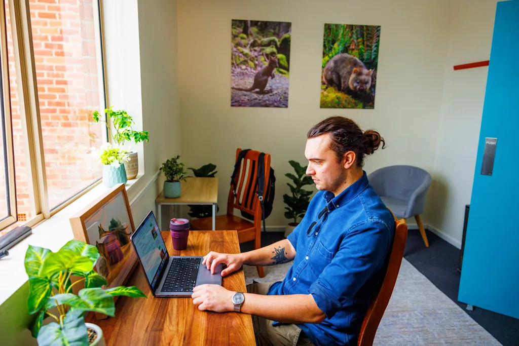 YHA Hobart Central - work station
