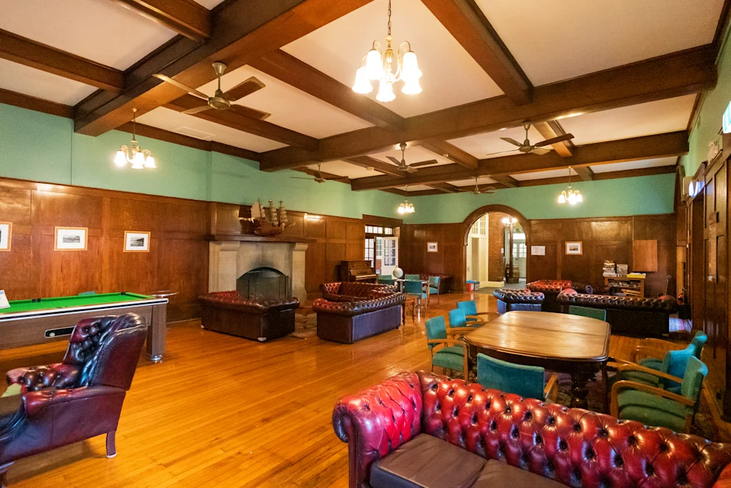 YHA Newcastle Beach - traditional lounge with cosy corners