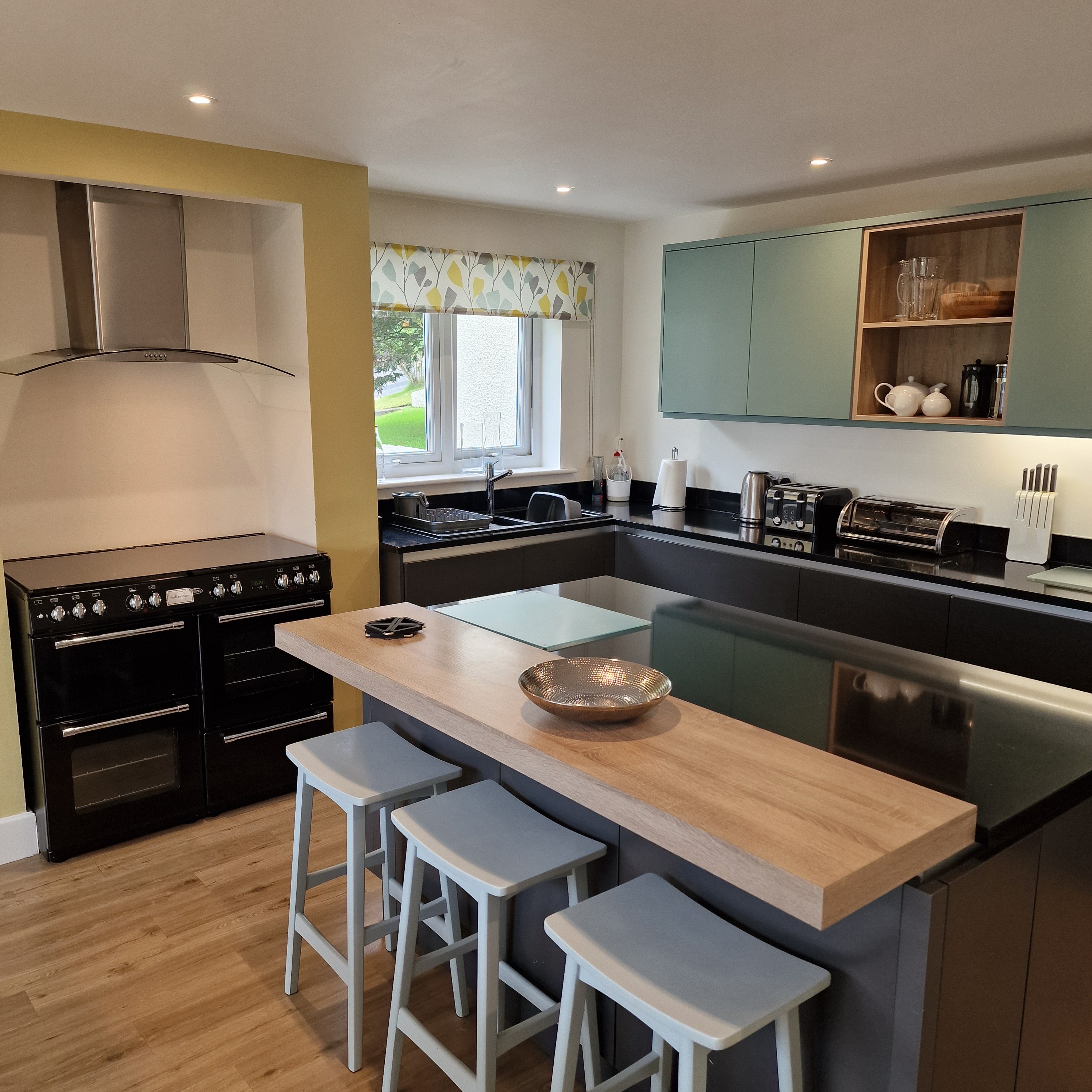 San Ging - well equipped kitchen with island