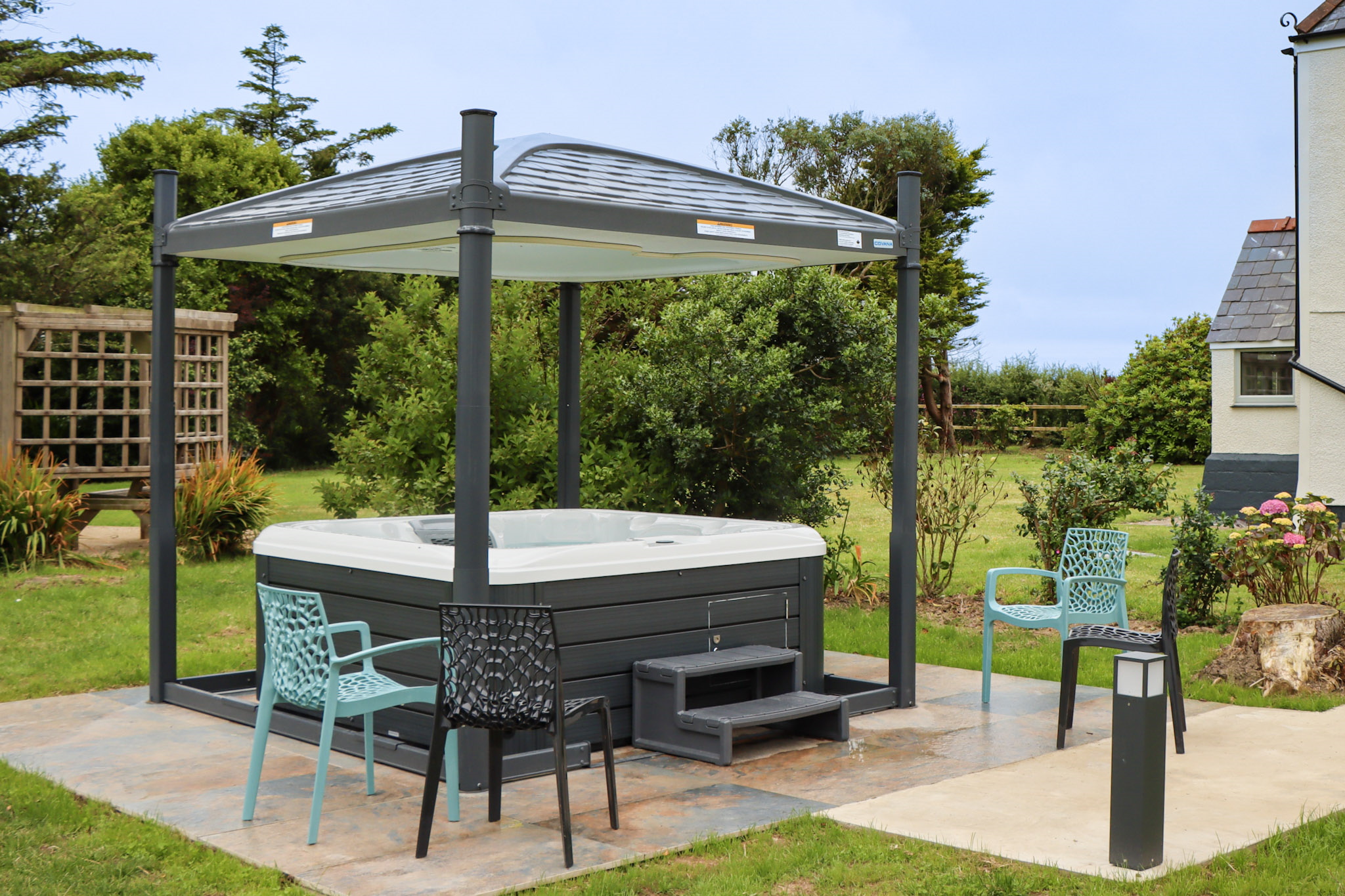 CastellCoch - canopied hot tub