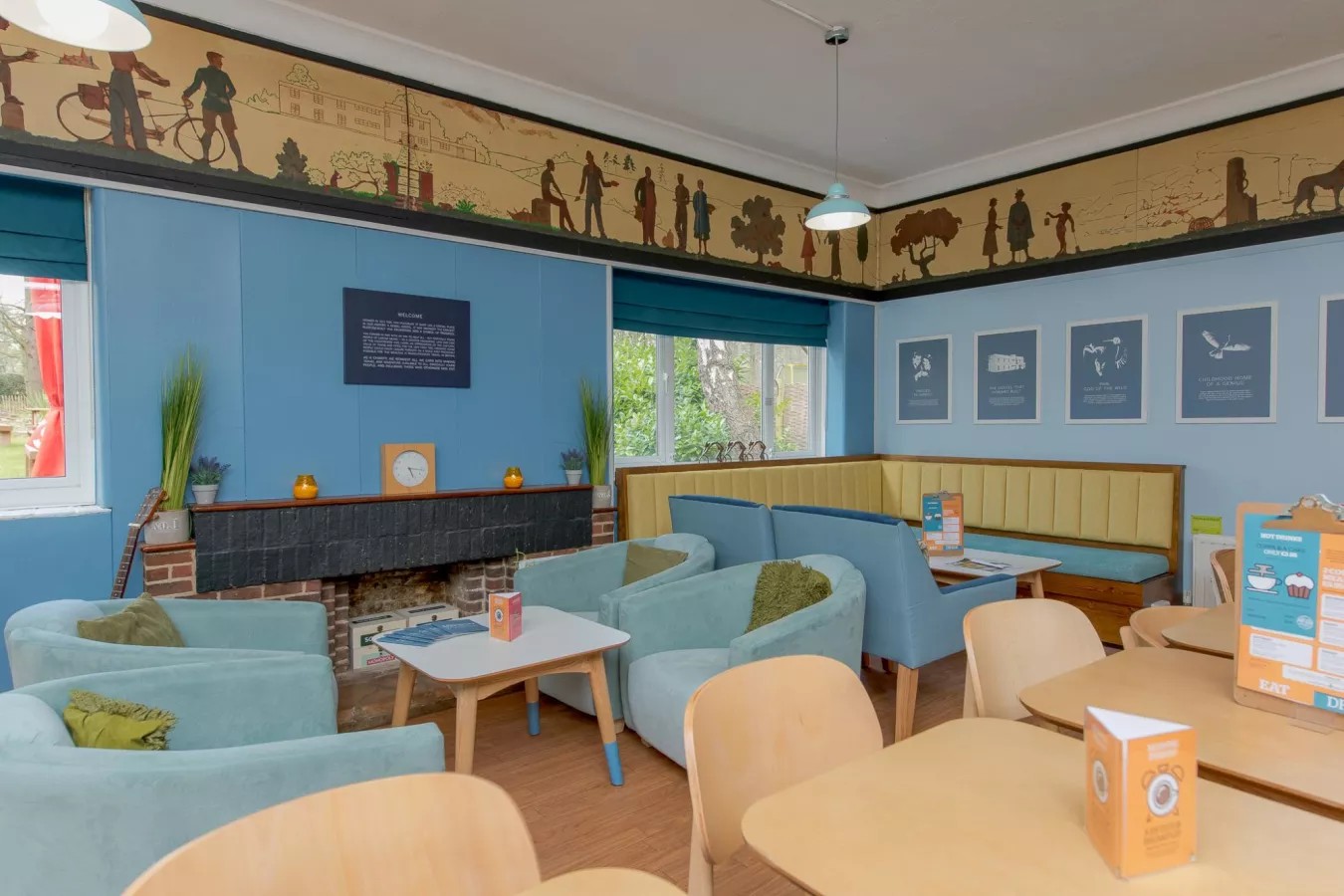 Hurtwood Hostel - lounge and dining space