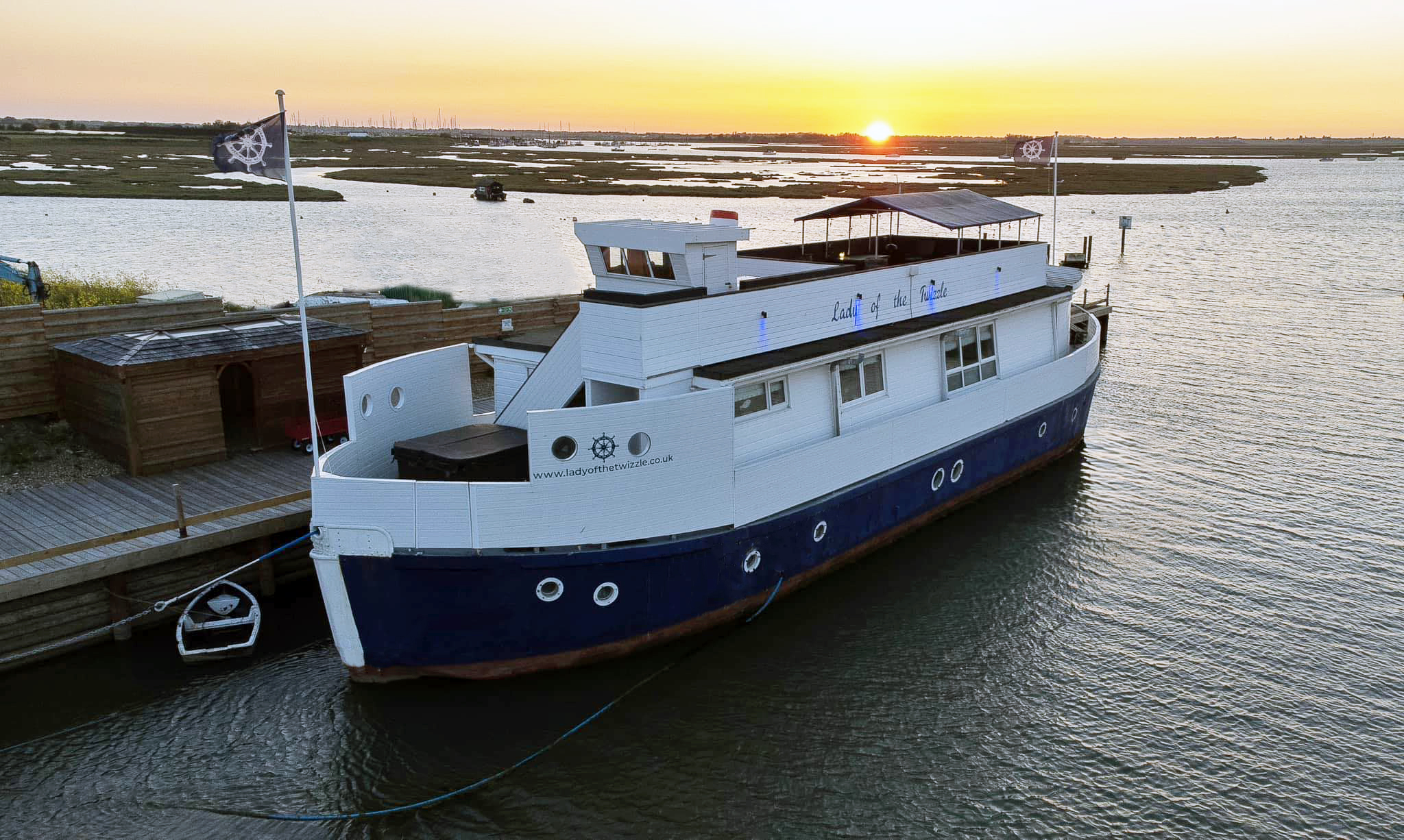 Lady Of The Twizzle - stunning converted barge