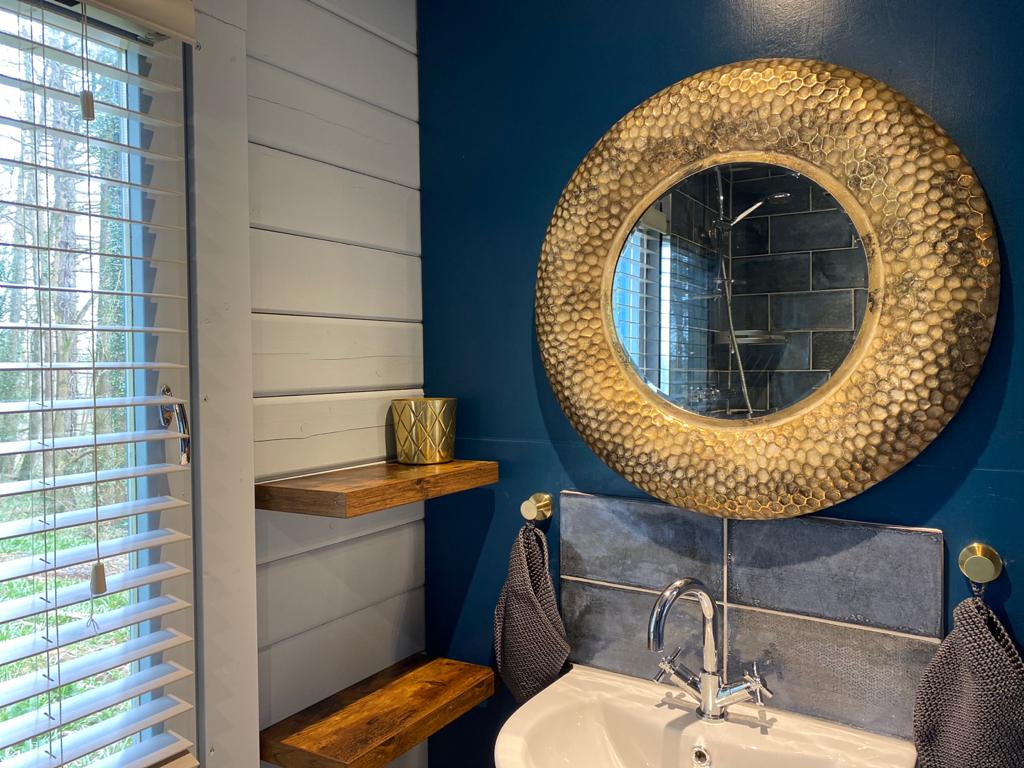 Beaconside Cabins - quirky bathroom and gorgeous round glitzy mirror