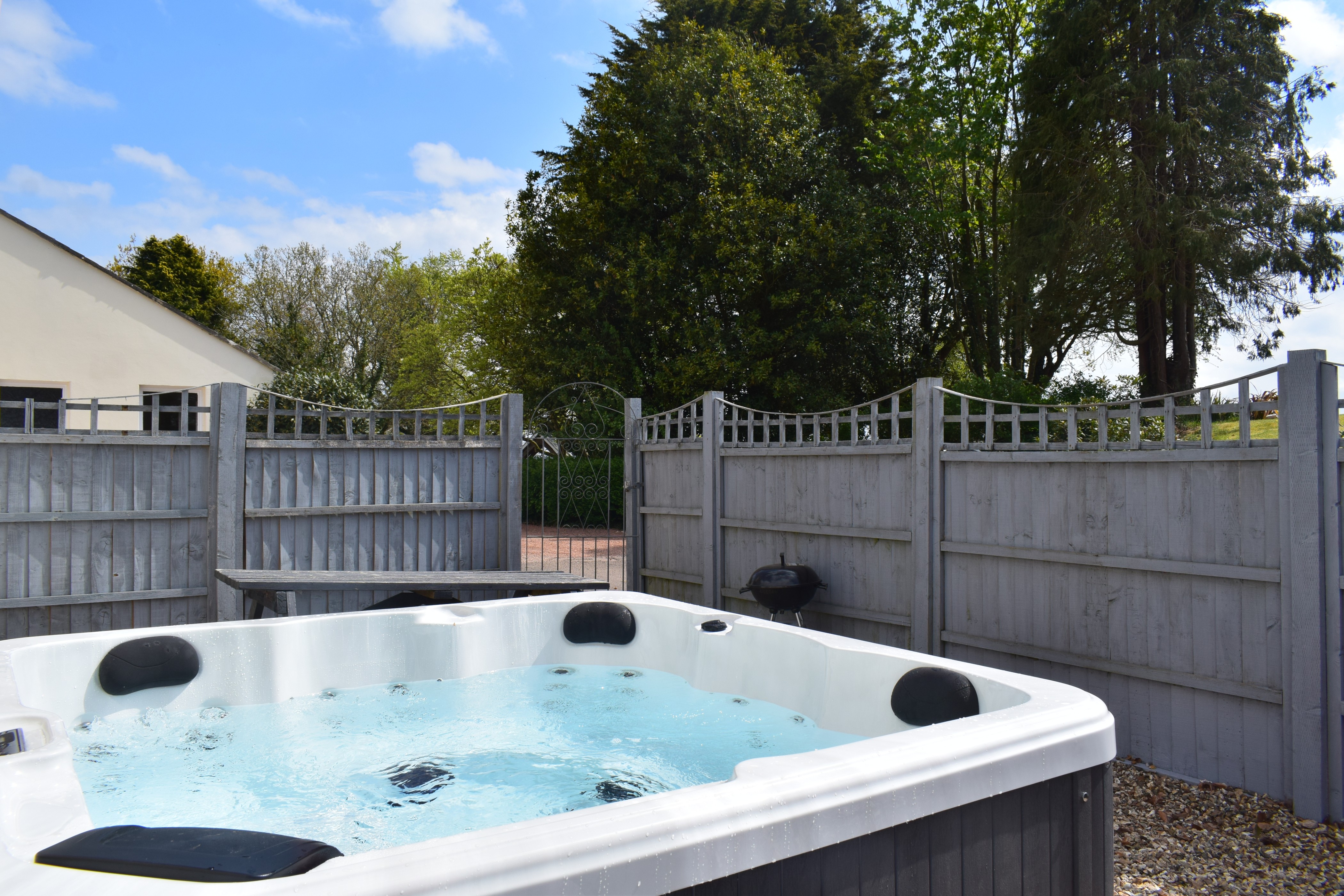 Beaconside Cottages - fun and relaxation in the hot tub