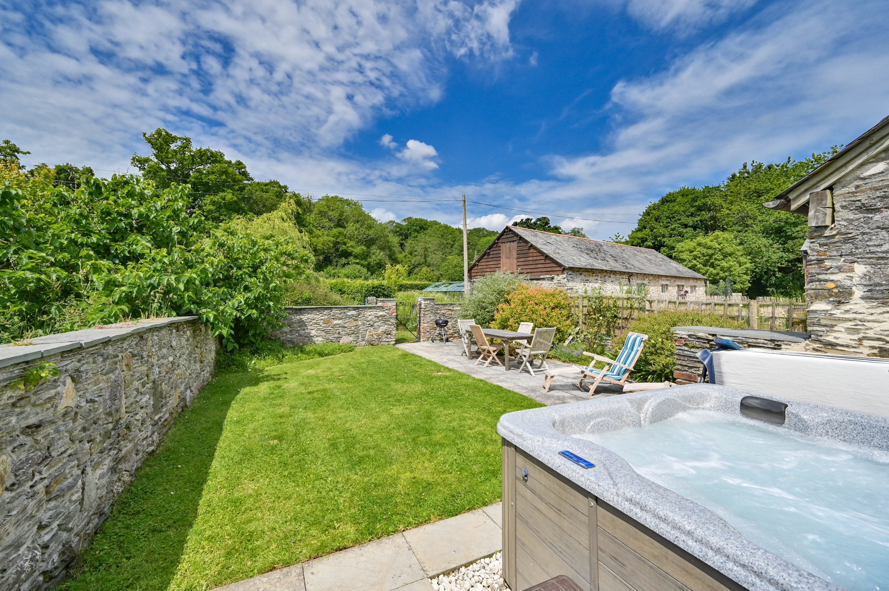 Lower Marsh Farm - Orchard Cottage garden and hot tub