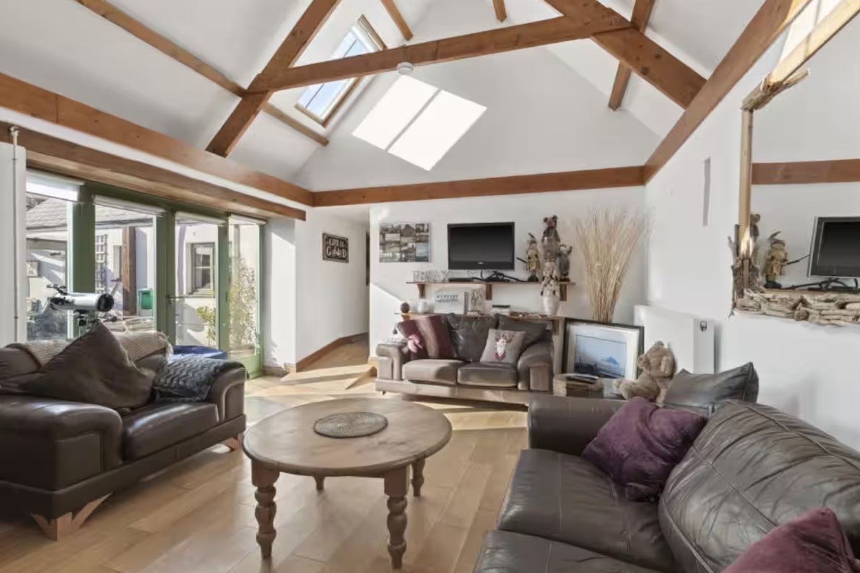 Park Court Barn - vaulted ceiling in the lounge