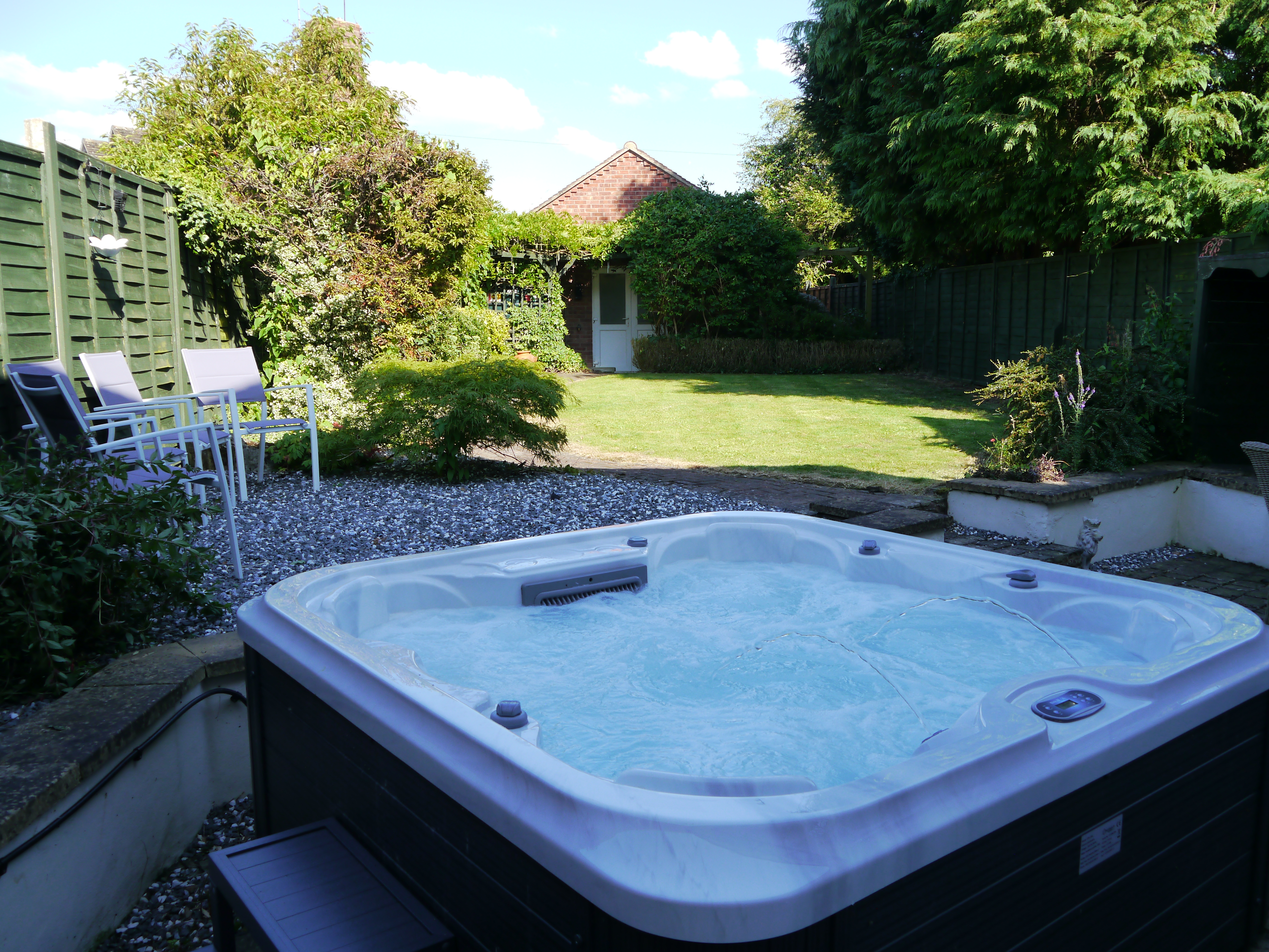Lilac Cottage - relax in the hot tub bubbles