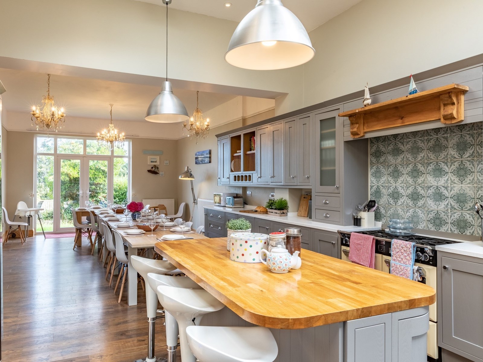 Chambercombe Park Villa - dining for all in the kitchen diner