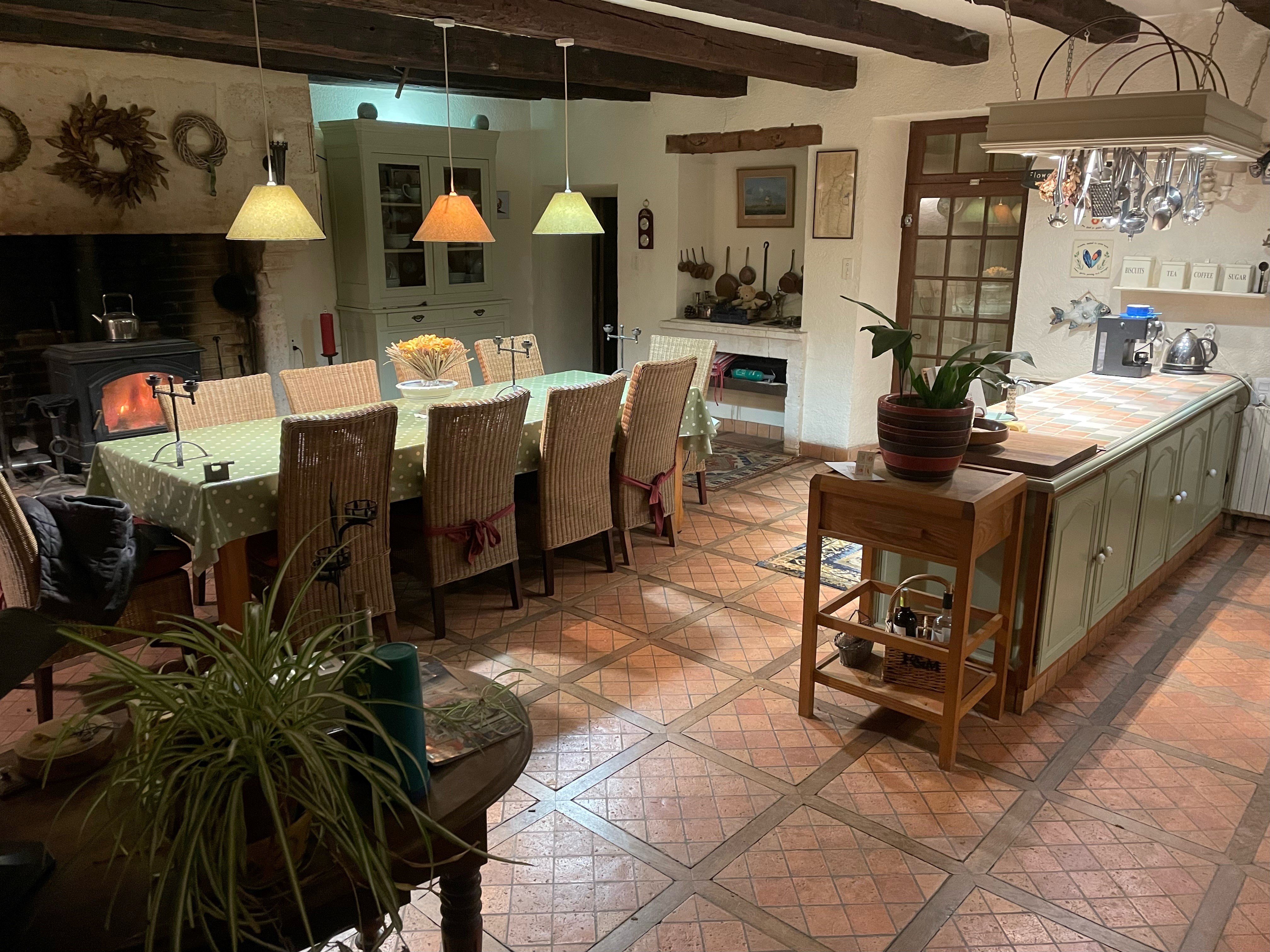 Les Amandiers manoir kitchen diner