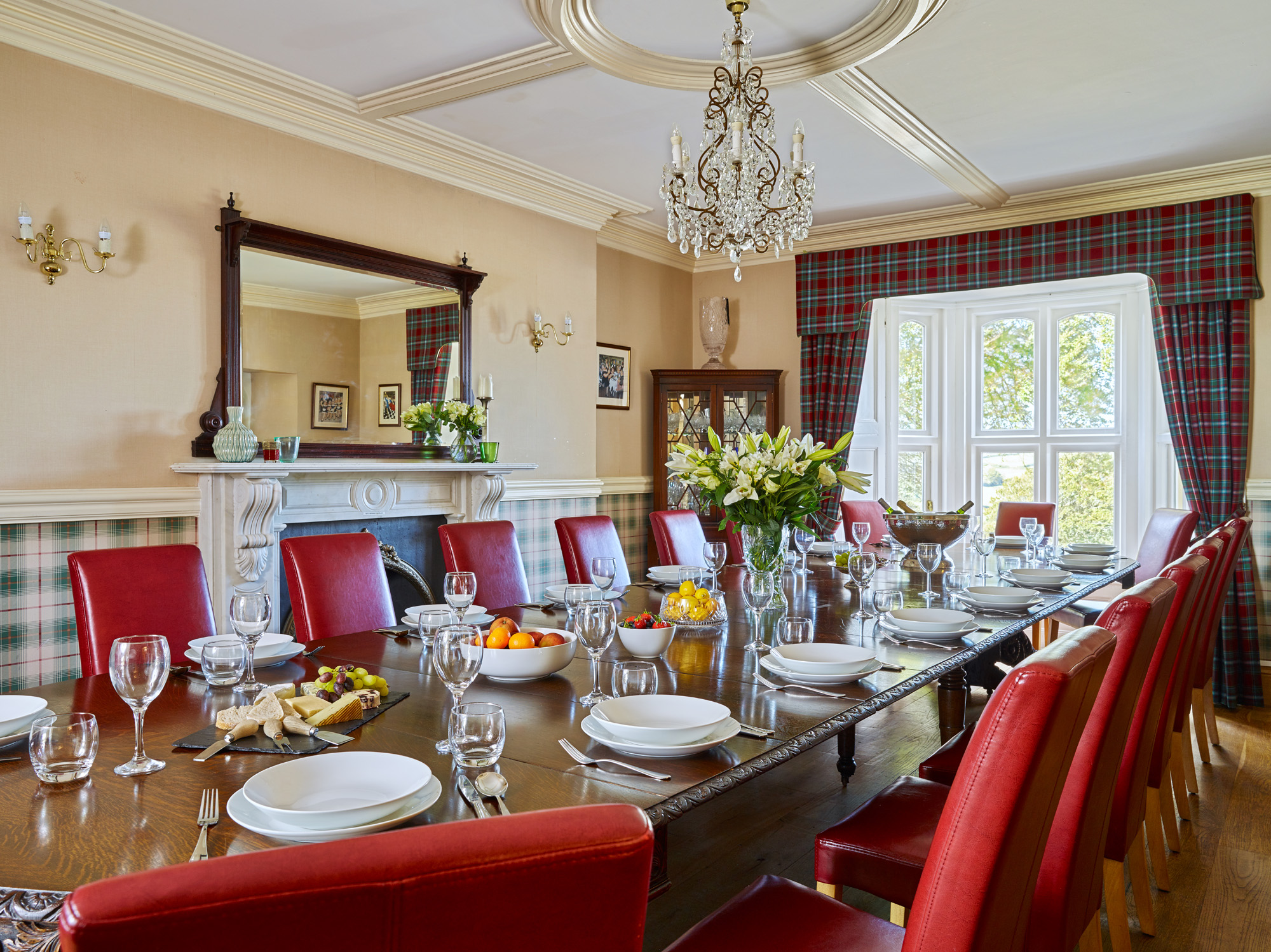Ludbrook Manor - gorgeous room for everyone to eat together or to use for an executive meeting in a business group