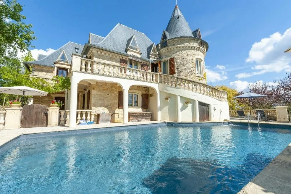 Chateau Joncasses -stunning turrets overlooking pool