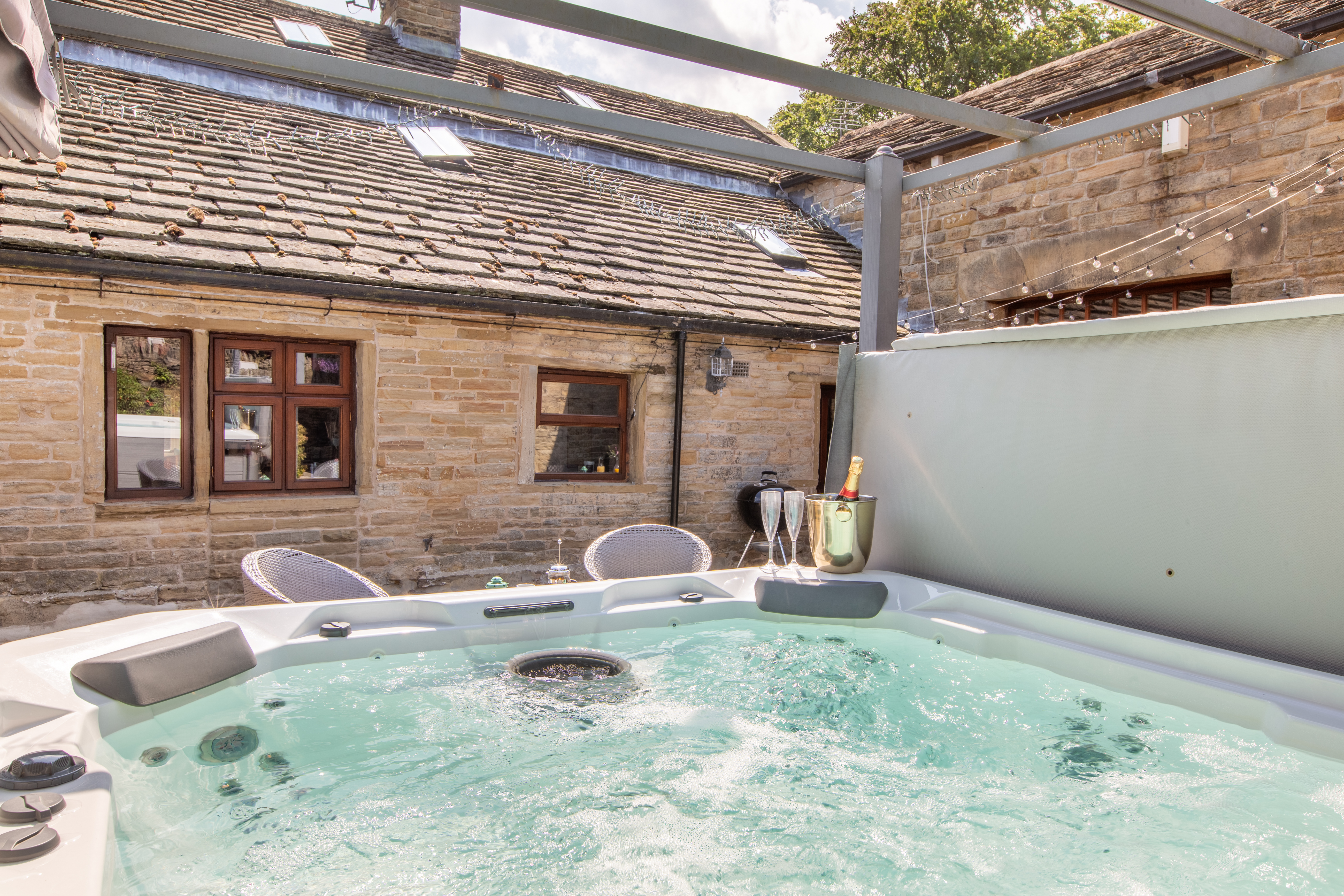 Horn Cote - large outdoor hot tub