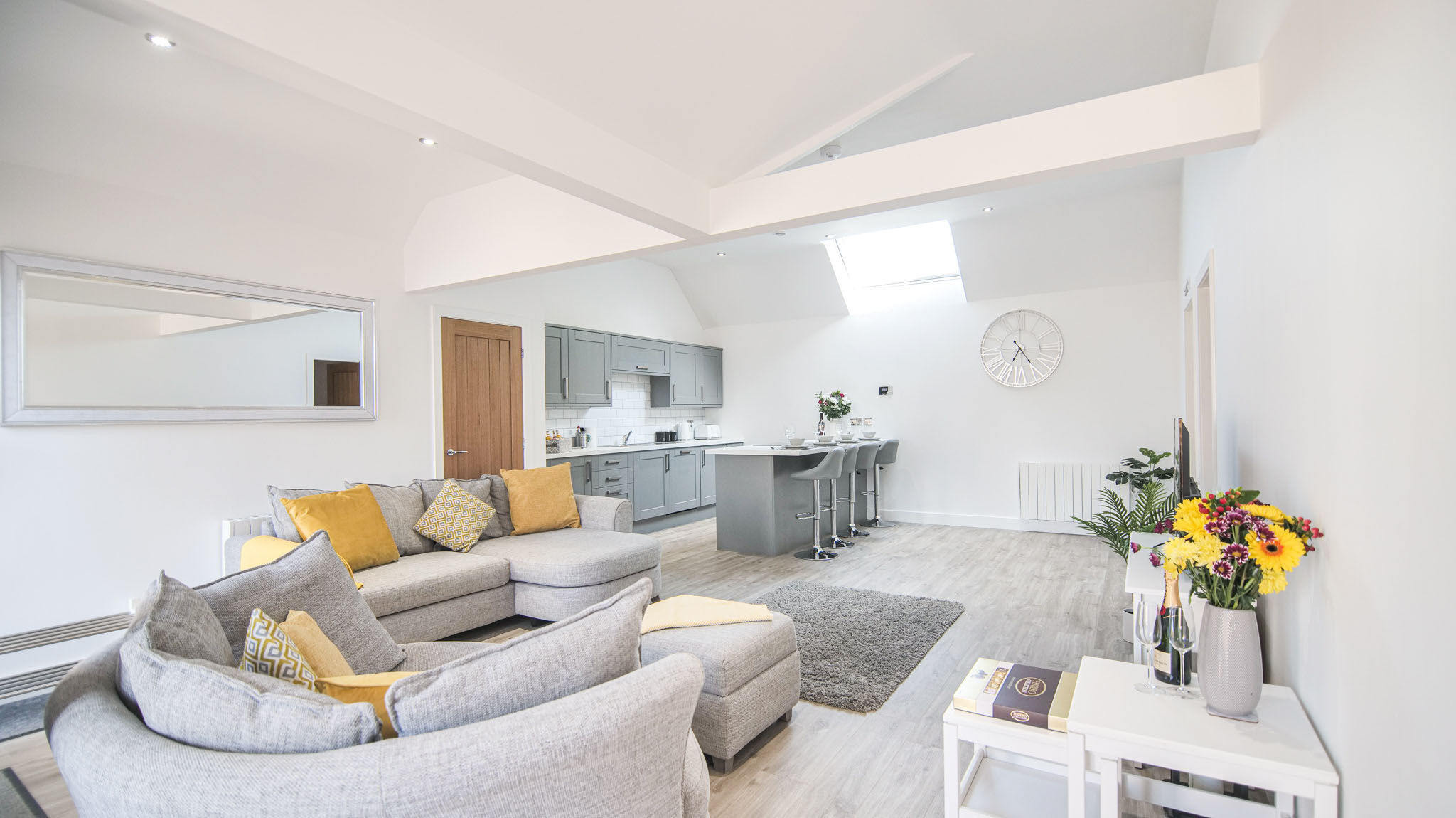 Hoxne Cottages - lovely light and airy rooms with tasteful splashes of colour