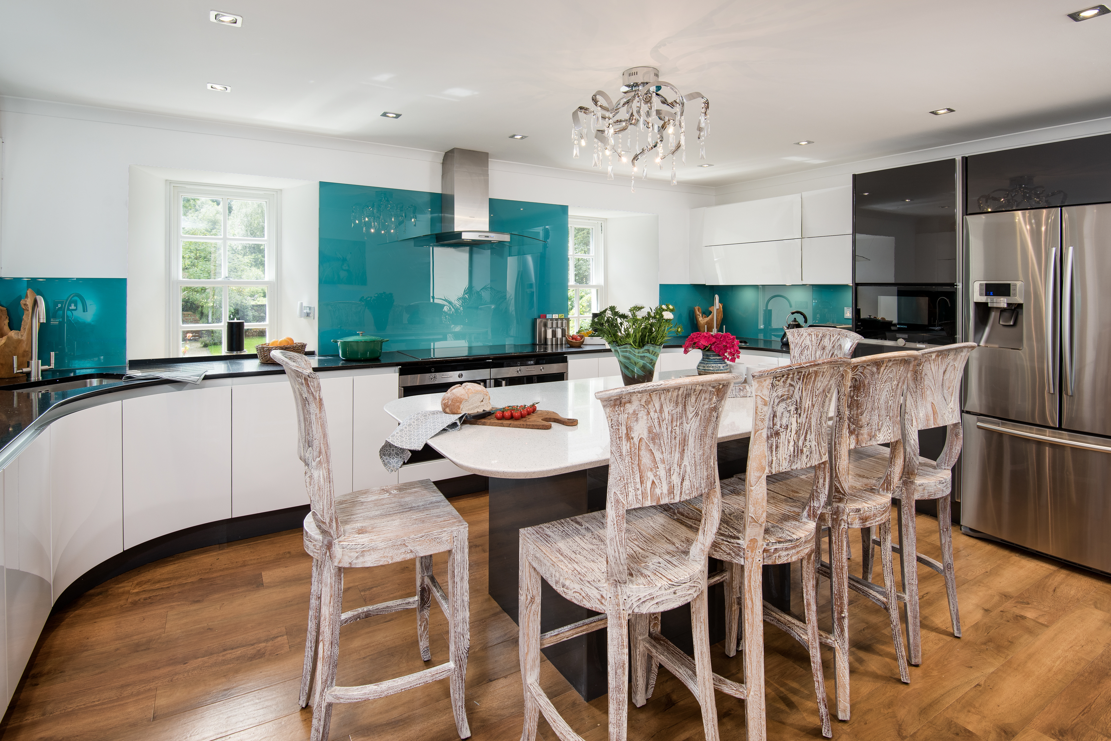 Stuckdarach - smart contemporary kitchen with island and stools