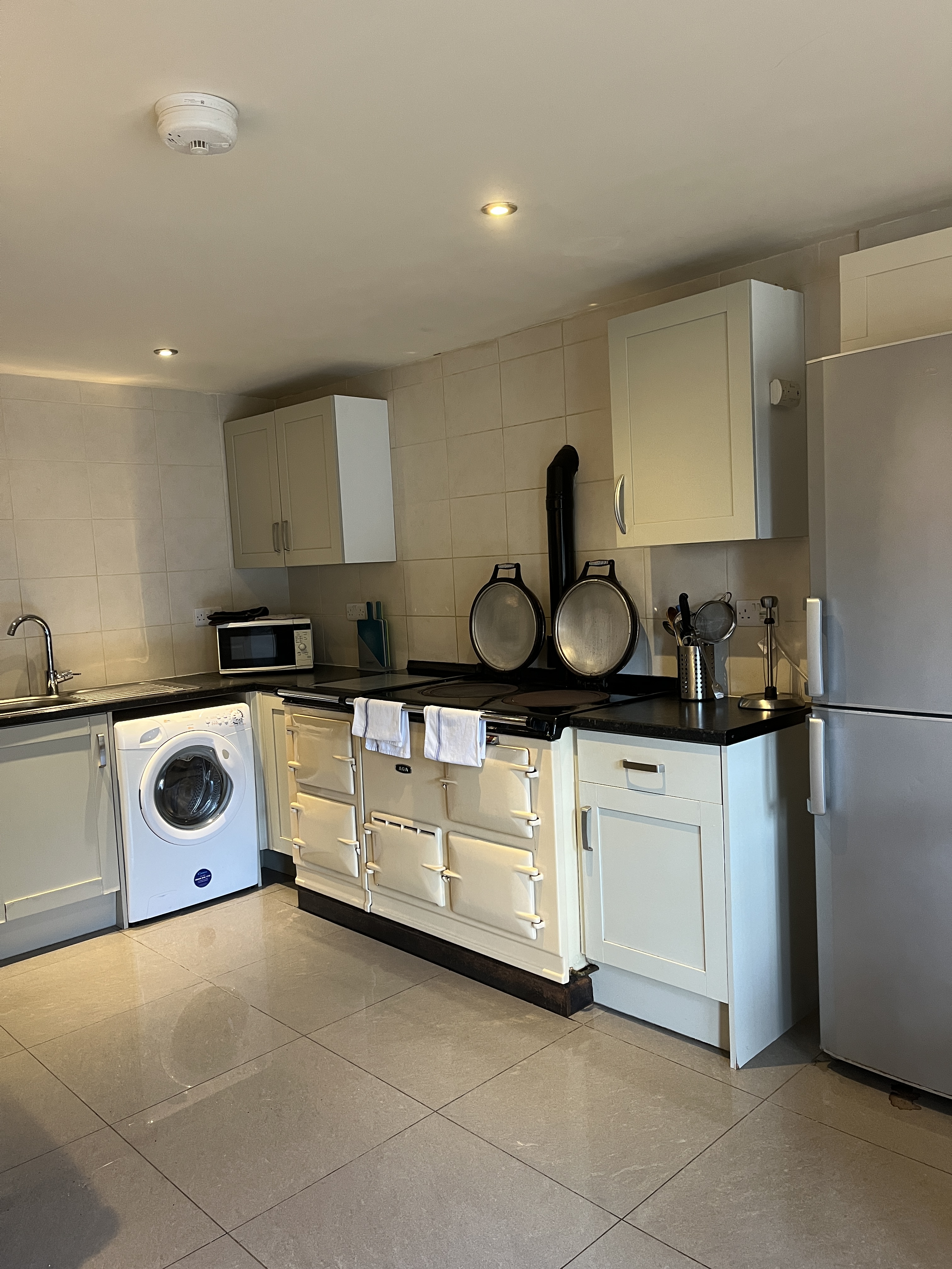 The Wagon Shed - fully equipped kitchen with range, dishwasher and washing machine