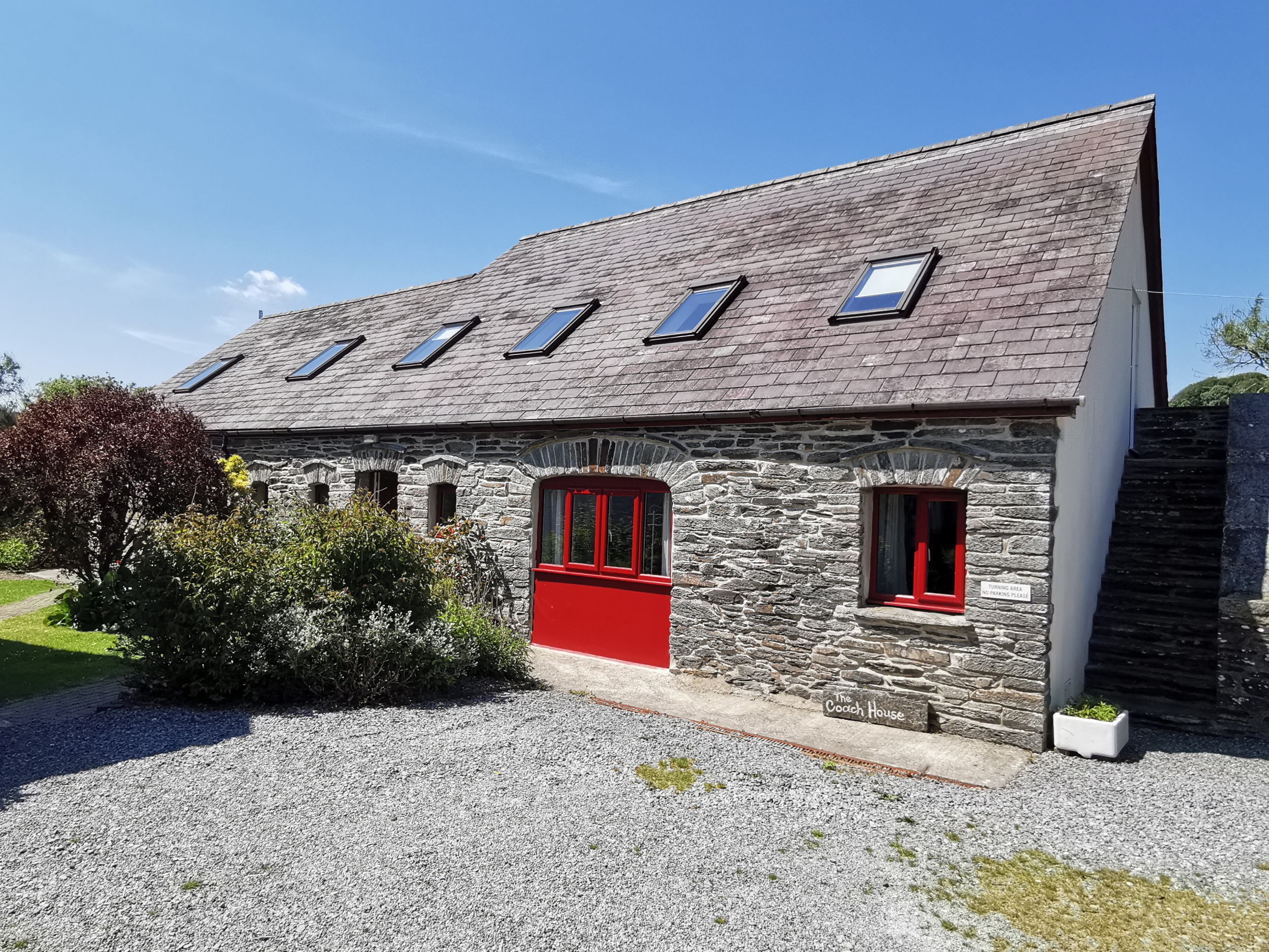 Honey Coach House - pretty external view of accommodation for 16