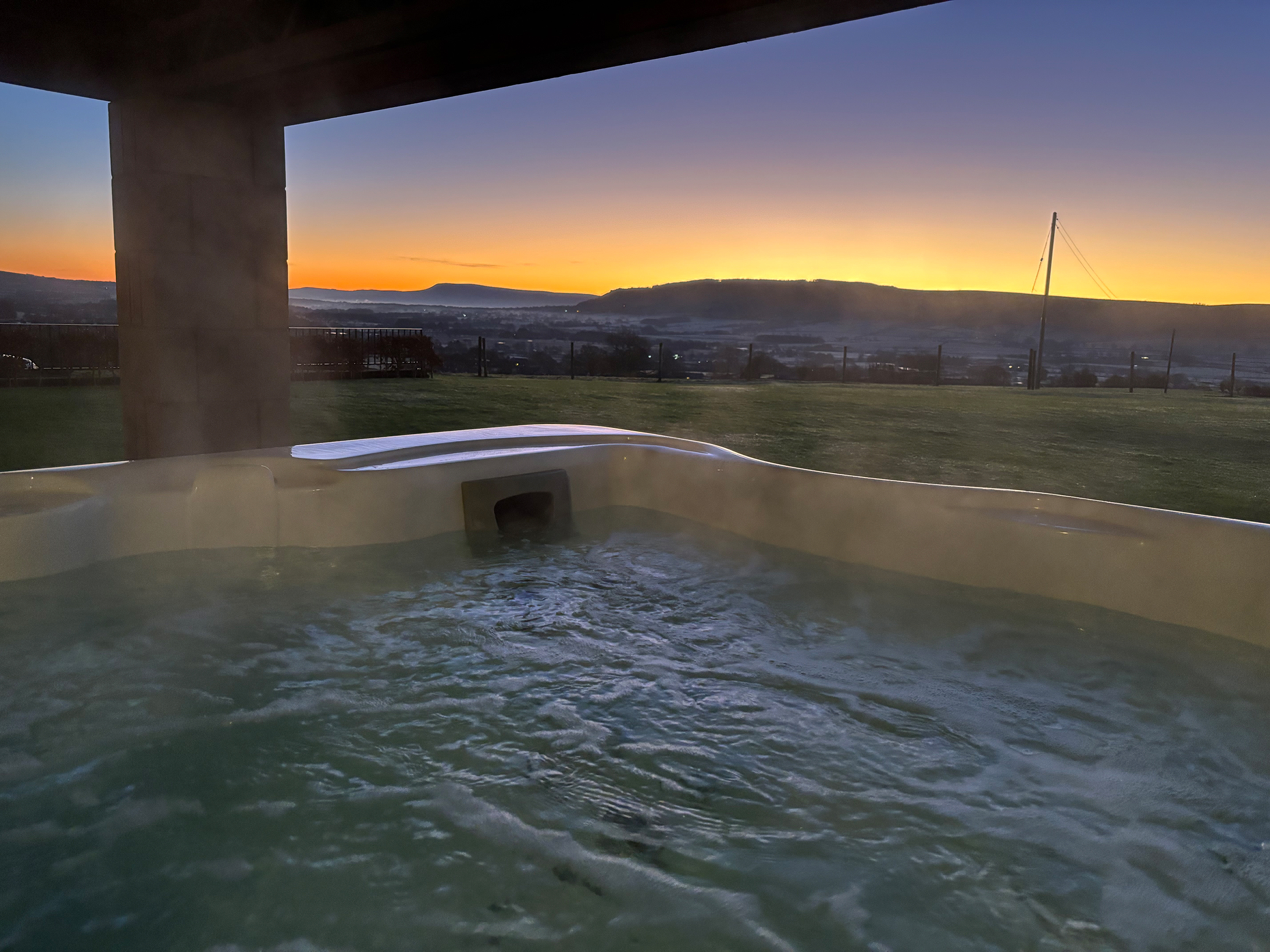 Cuthbert Hill Farm - 6 seater large hot tub in lodge