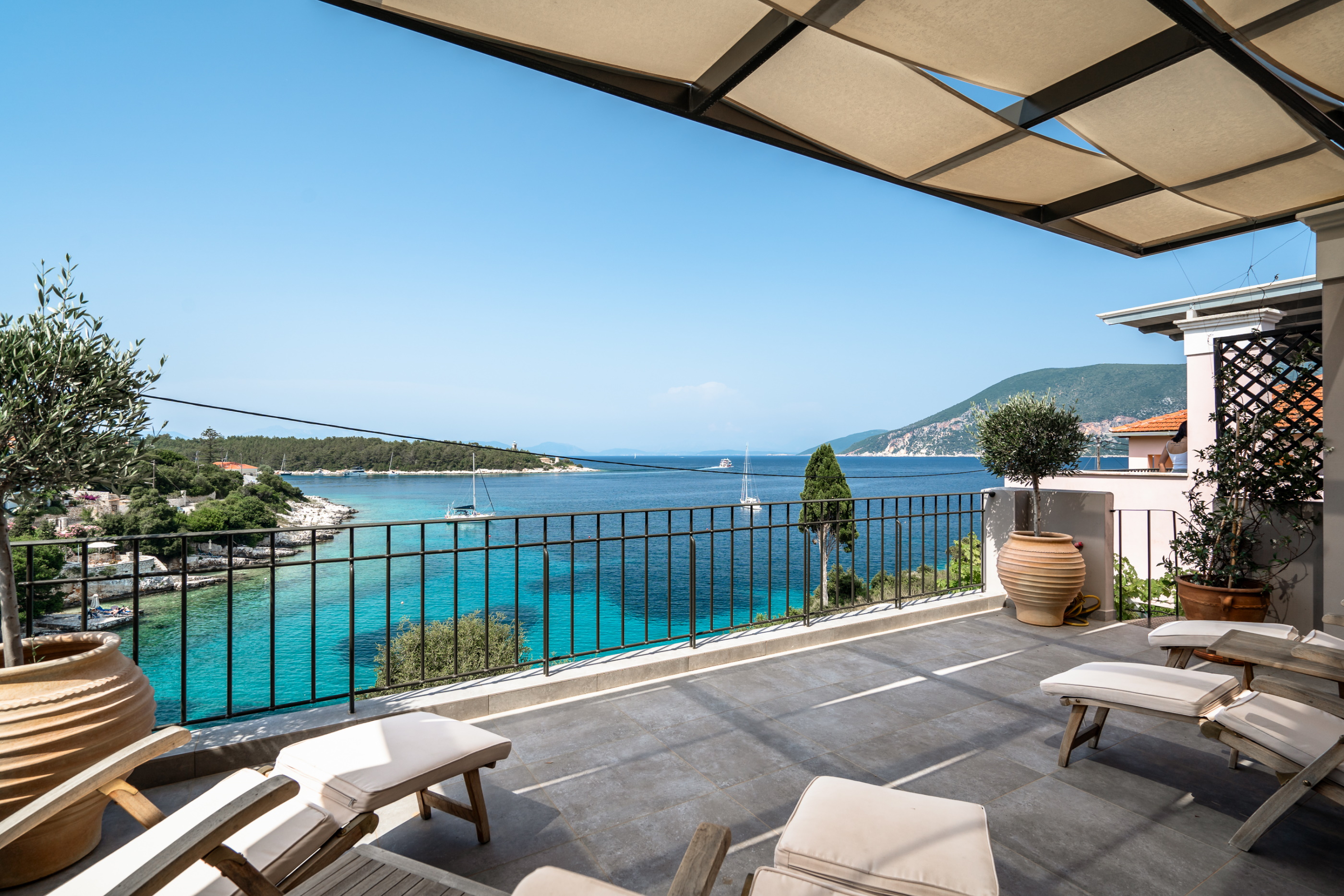 Villa Dorian Fiscardo - loungers under shade overlooking the sea