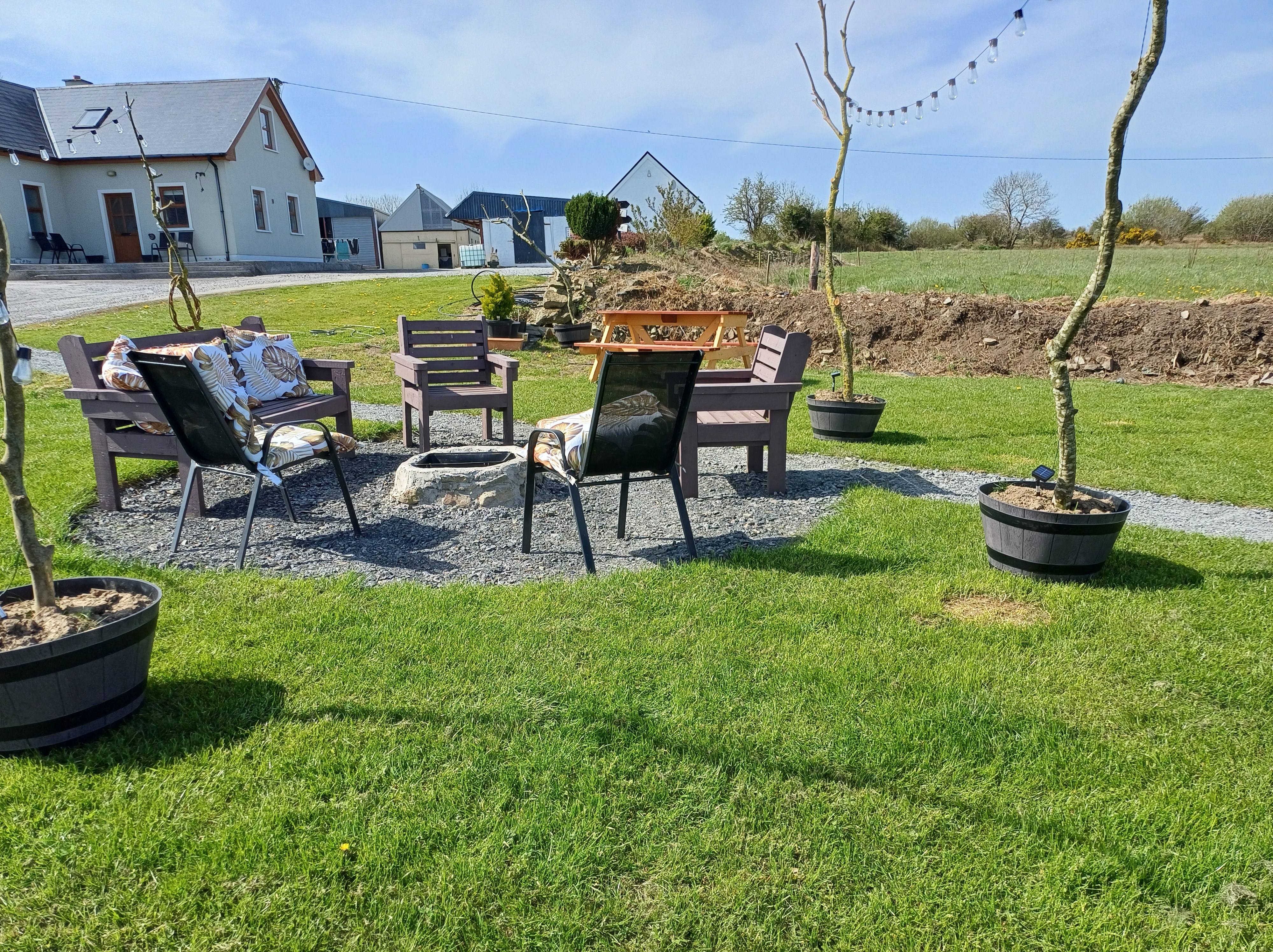 Murphy's Irish Farmhouse - firepit area