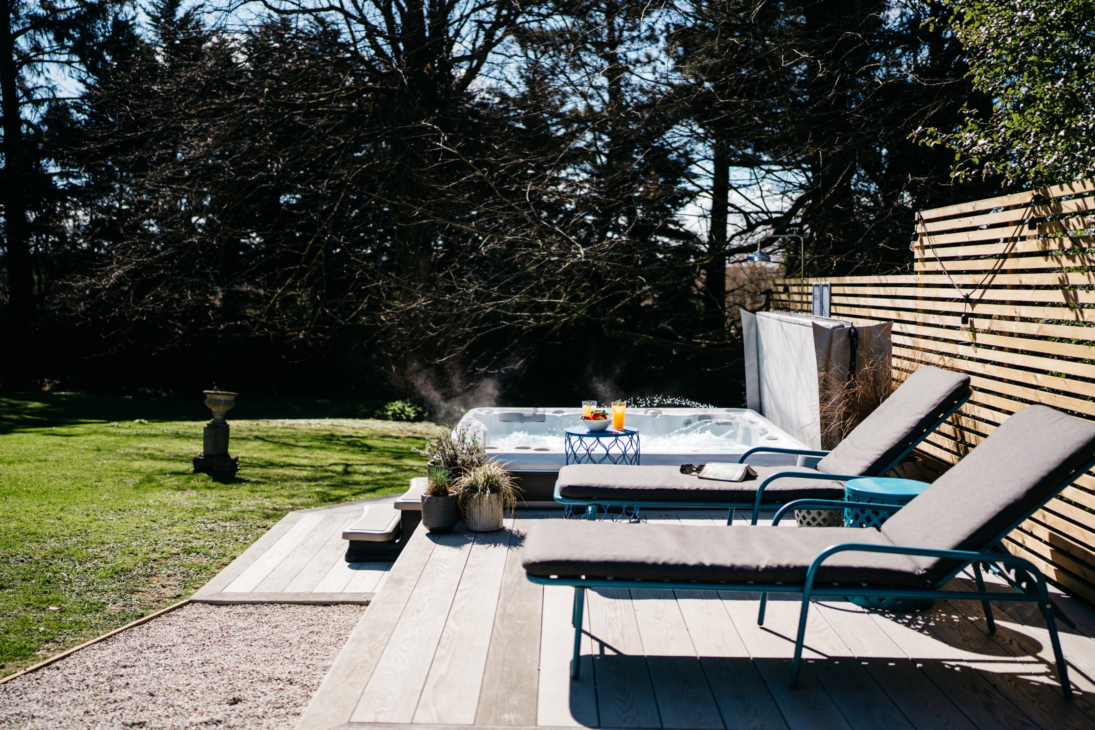 Trekenning House - hot tub with sun loungers
