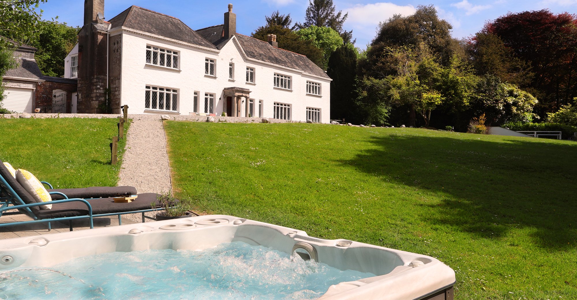 Trekenning House - stunning house in beautiful gardens with hot tub