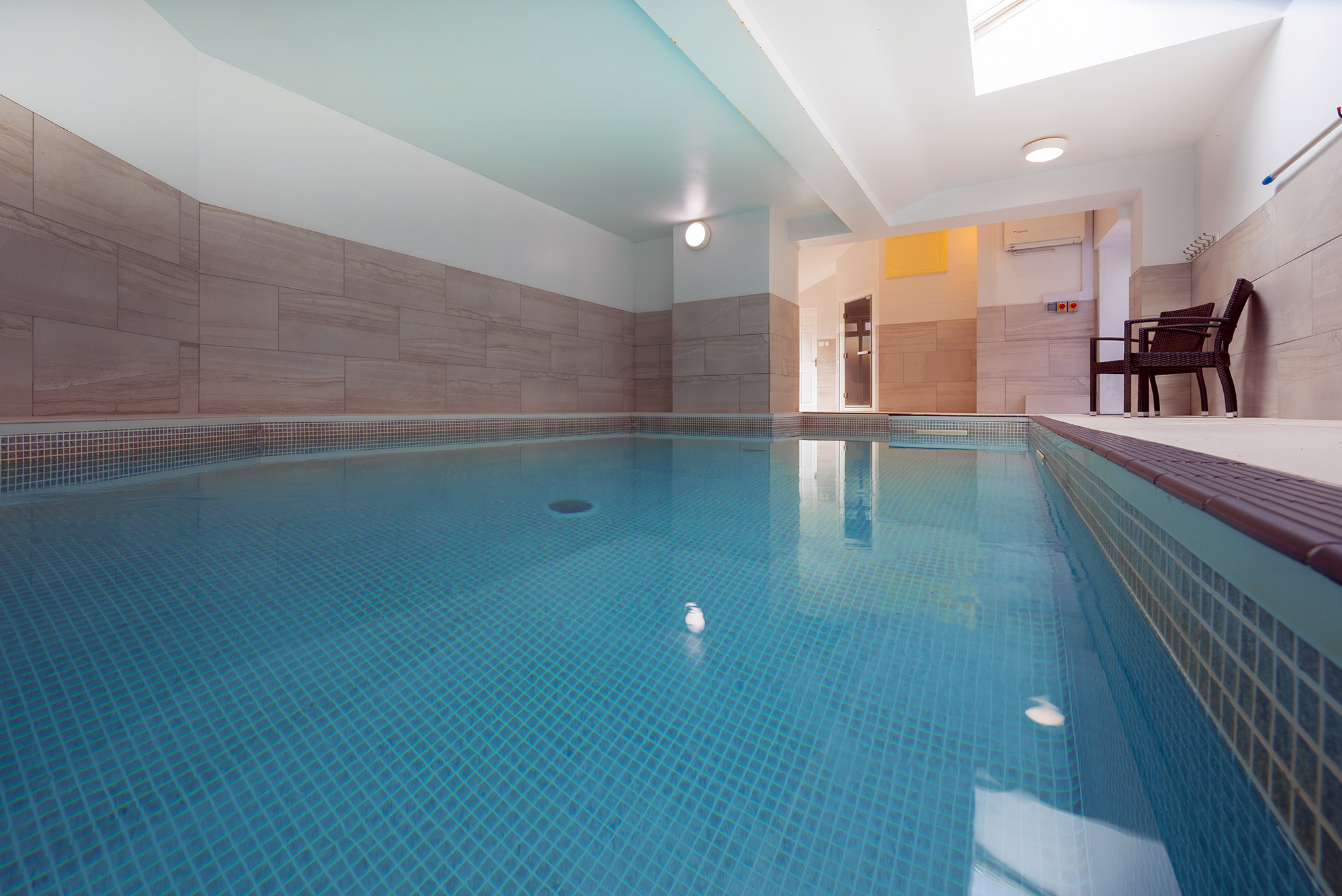 Walnut Arbour - luxury indoor pool