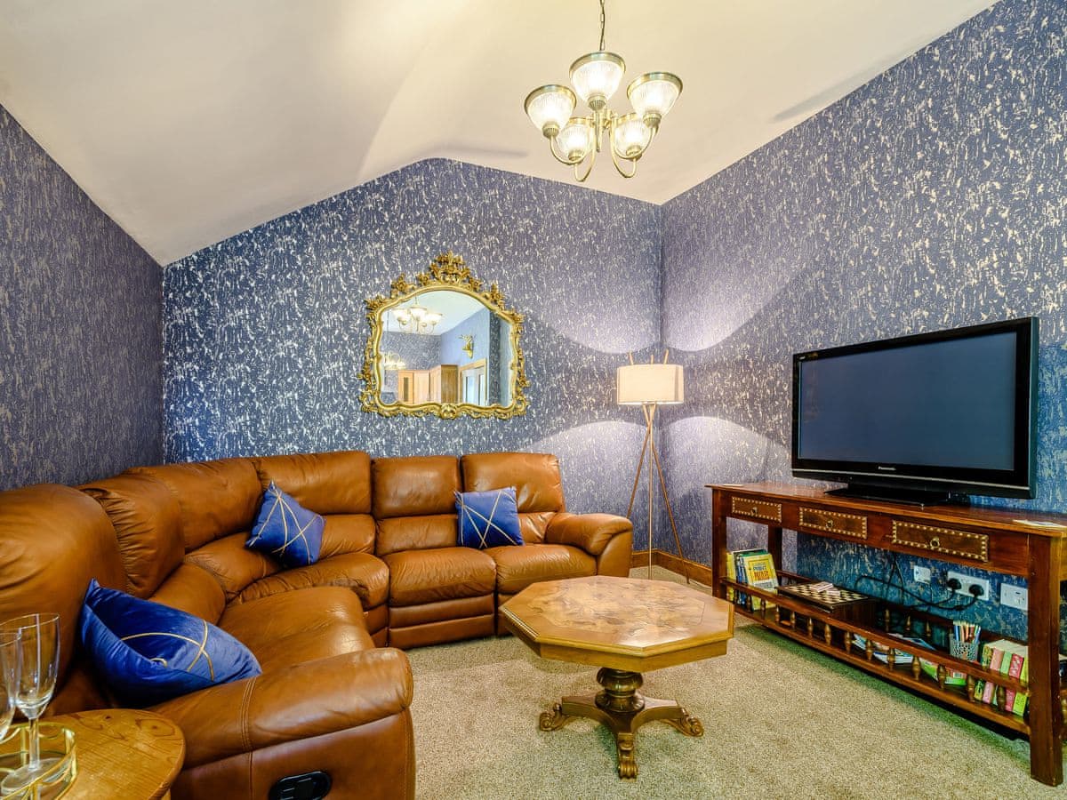 Chandlers Apartment - lounge space with squishy leather sofas and TV