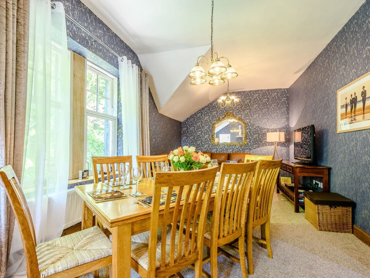 Chandlers Apartment - dining for 8