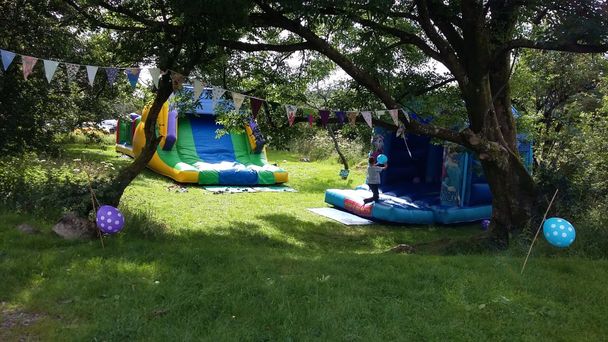 Outdoor area adjacent to the bunkhouse - have fun!