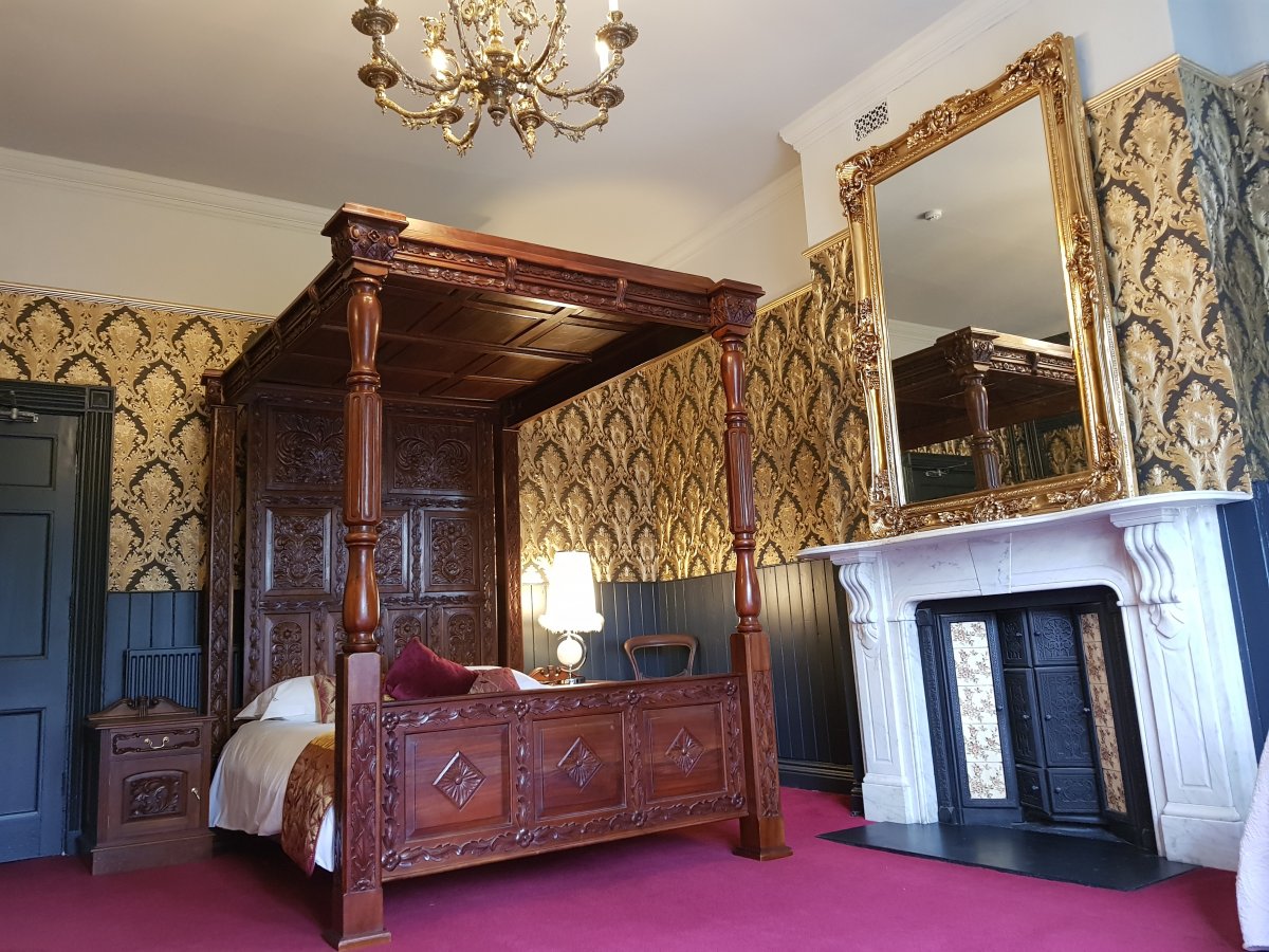 Palatial en suite 4 poster king size bedroom