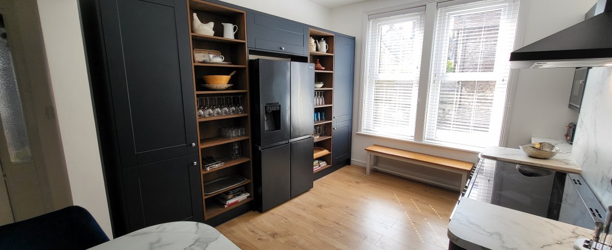 Purbeck Lodge - spacious and well equipped kitchen