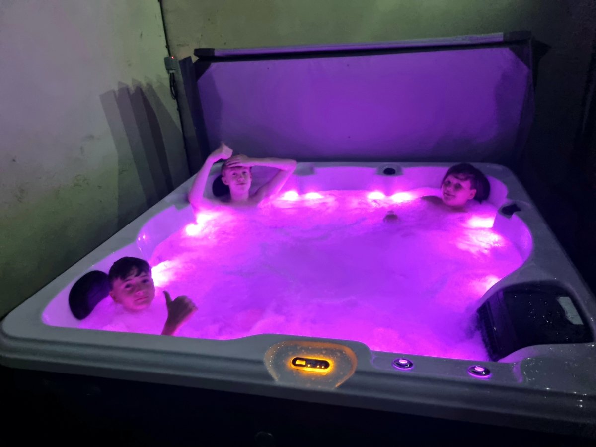 Cross Park House - 6 seater hot tub with mood lighting