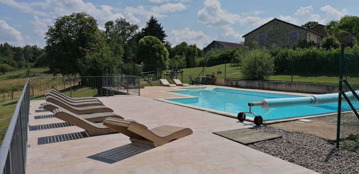 Lovely swimming pool with sun loungers at Domaine de Leymeronnie