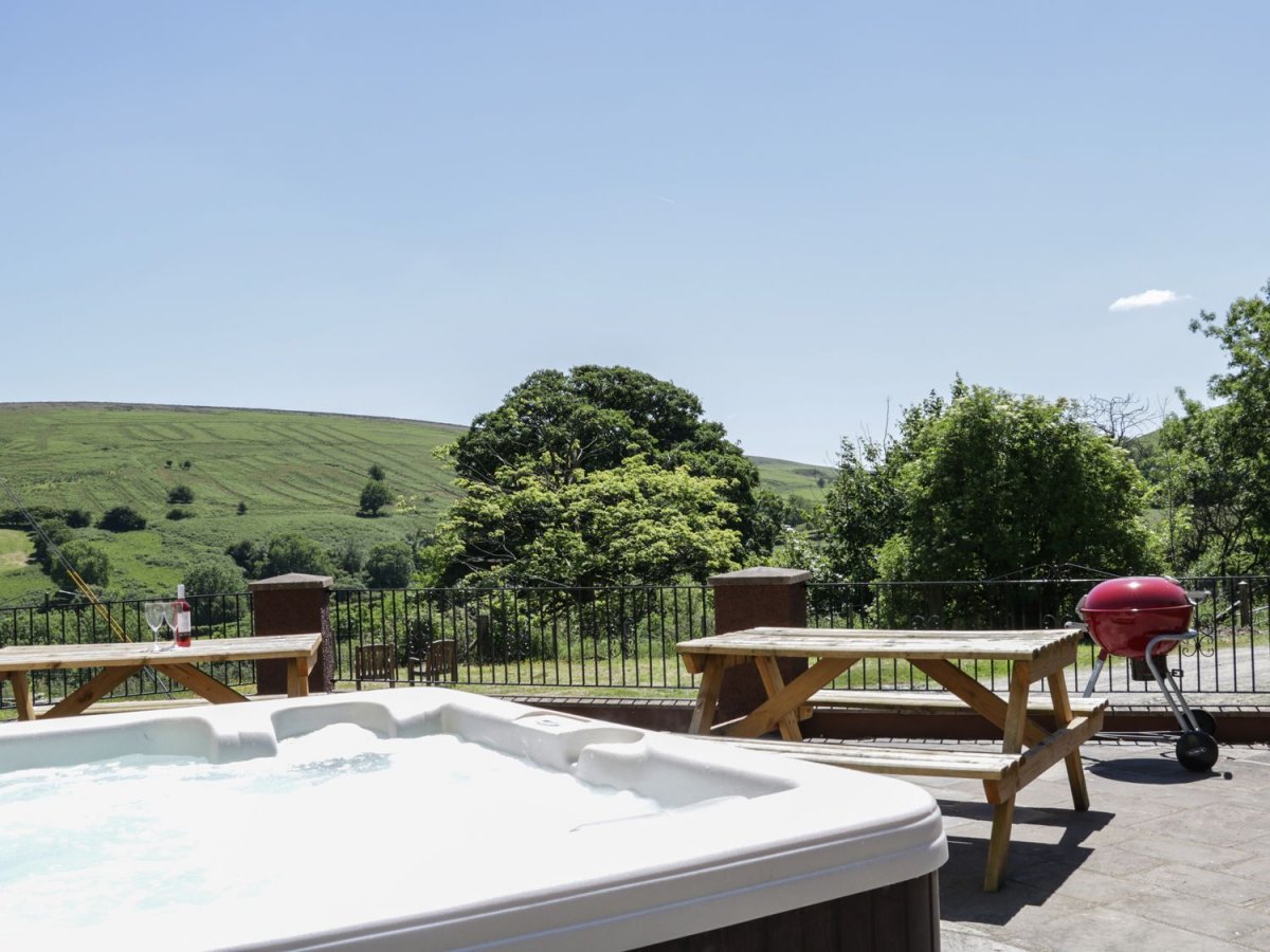 Maesgwyn - hot tub and patio area