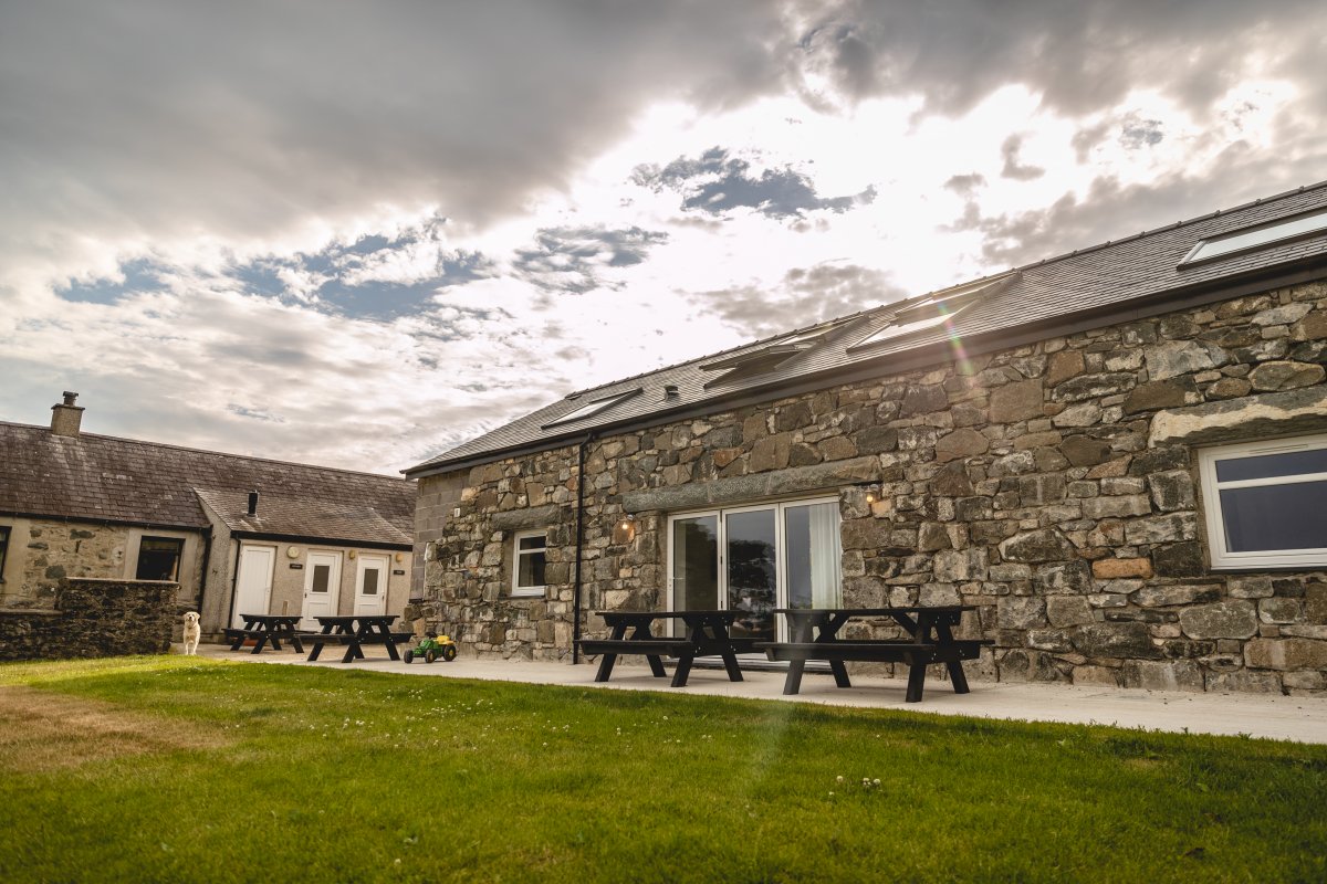 Llydaw - picnic benches on patio and lawned area