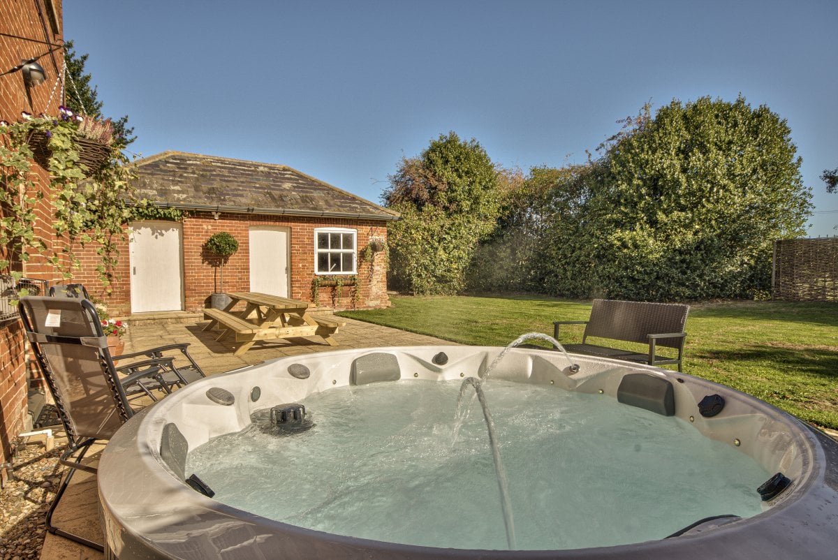 Large Hot Tub, Spa