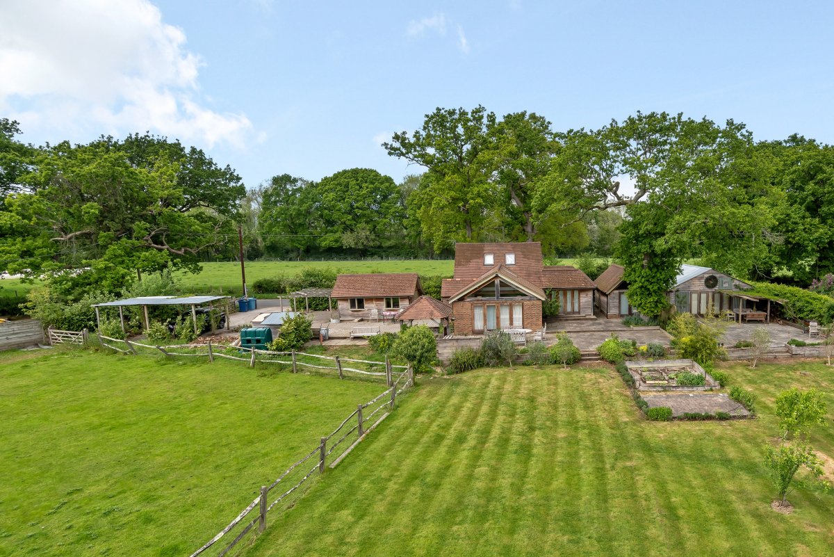 Main House with 3 Studios and Large Garden in AONB