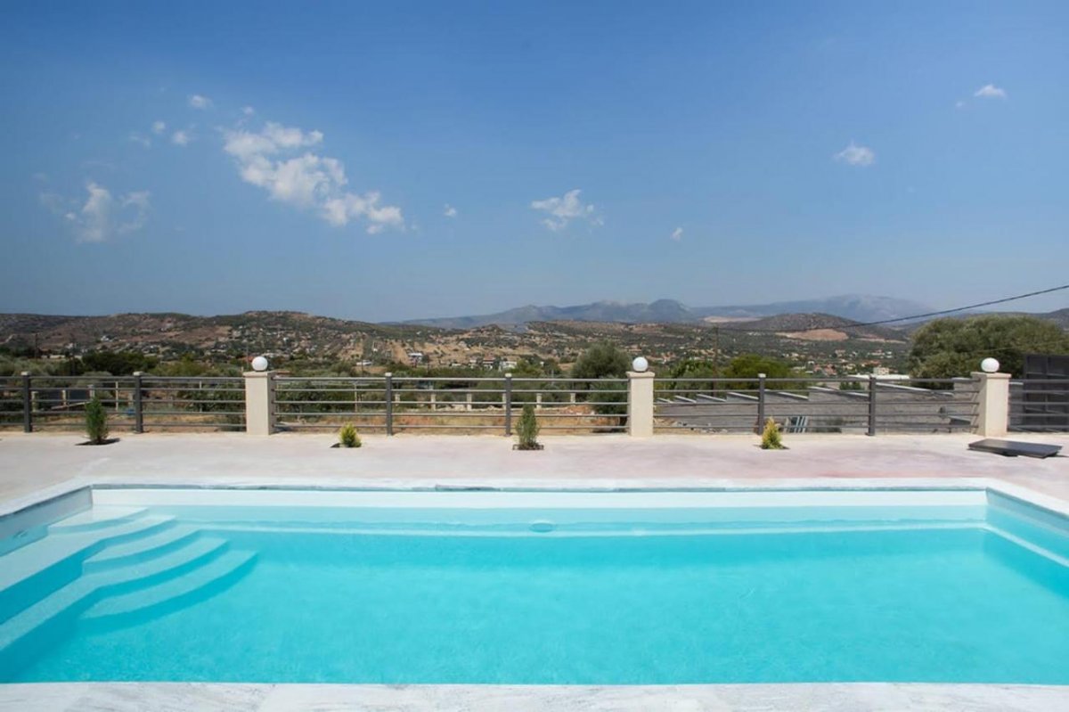 Bonavita Villa - stunning mountain views from the pool