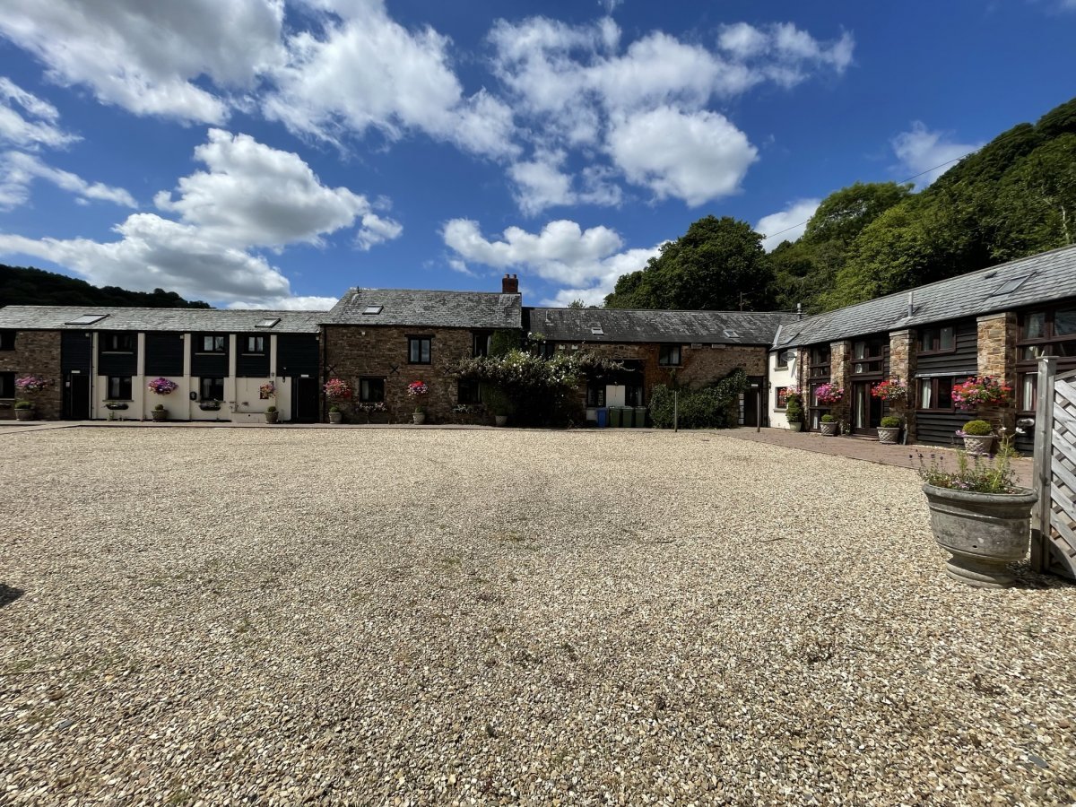 Duvale Barn outside
