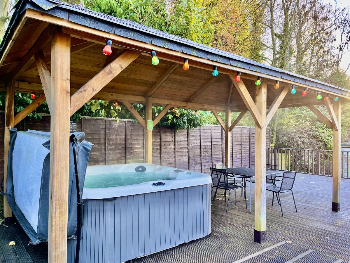 Frosty mornings and cosy hot tub - perfect! Winter deals are available each year!