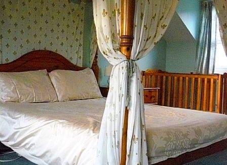 Four poster with single bed and cot